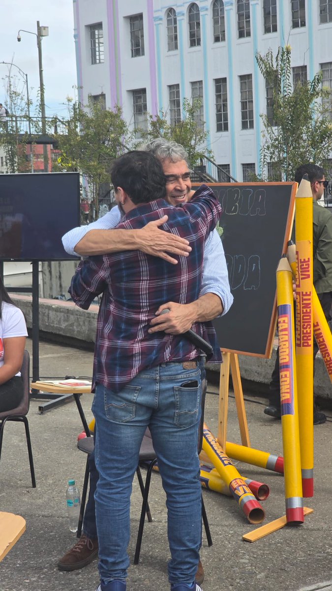 ProfeVictorHAC's tweet photo. Gracias @sergio_fajardo por defender con ahínco una forma diferente de hacer política, por no doblegarse en situaciones difíciles, por no ceder ante los ataques infames, gracias por la gran campaña.
Seguimos caminando en @dignidadycomp https://t.co/BqcdwdfrG0