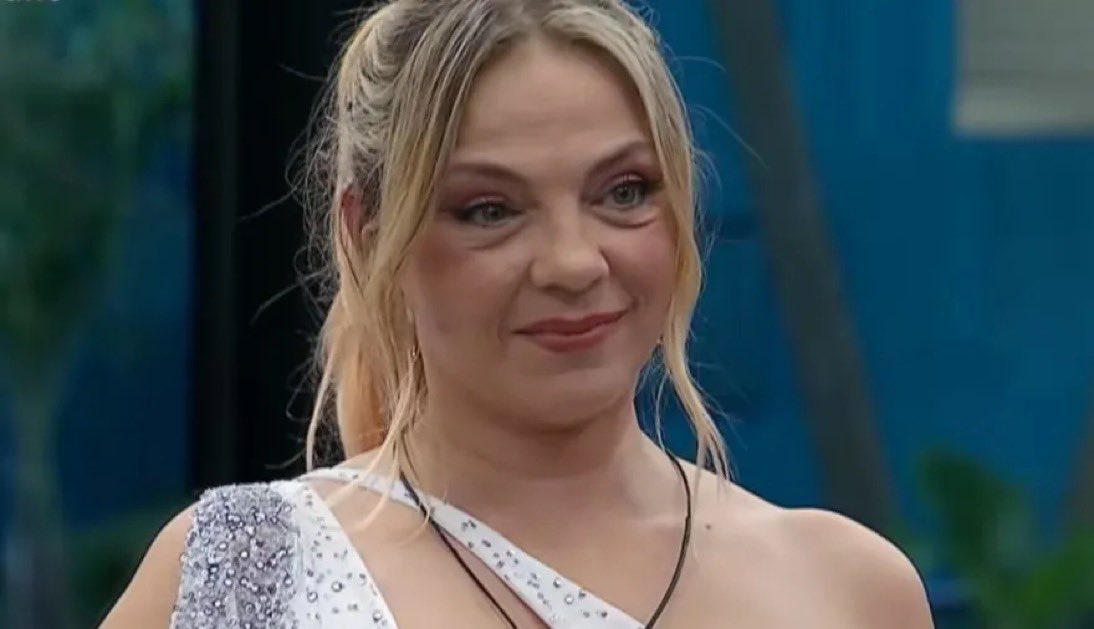 boyindiscretxcx's tweet photo. BUSCAS EL SIGNIFICADO DE TRAICIONERA Y APARECE ESTÁ FORRA #GranHermano https://t.co/D6WVszODx6