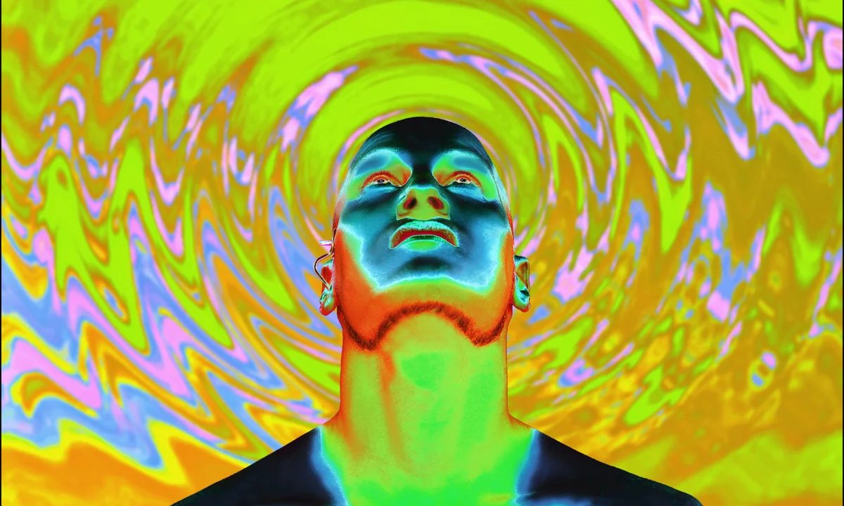 numceo's tweet photo. من أعراض LSD انه يفصل الشخص عن ذاته ويعطيه منظور الشخص الثالث 

بدل لا يشير ال��خص لنفسه بضمير“أنا” 
يشير لنفسه بضمير “هو” أو “هي”

كأنه يراقب نفسه من أعلى الغرفة https://t.co/3WWeOYDHNP