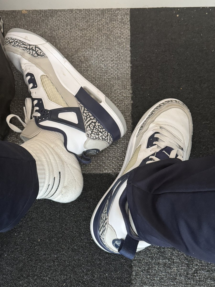 1427353_'s tweet photo. 在自习室，脚下缺个什么🤔 https://t.co/Wk1eR5dad6