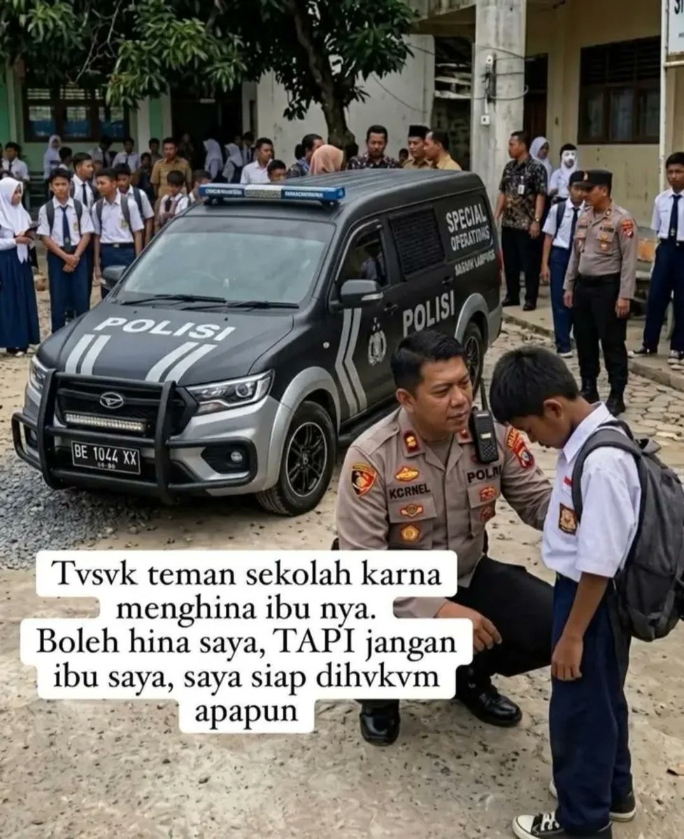 Netizen_bawel's tweet photo. HINA LAH AKU SESUKA KALIAN, TAPI JANGAN HINA IBU KU 😭 

Kasus yang sangat memprihatinkan baru saja terjadi di Kelurahan Gunung Sulah, Kota Bandar Lampung. 
Seorang siswa SMP berinisial KAS (13) nekat melakukan tindakan kekerasan dengan menusuk perut teman sekolahnya, VI (13). 
Akibat kejadian ini, korban harus dilarikan ke Rumah Sakit Abdul Moeloek untuk mendapatkan penanganan medis.​
Ternyata pemicunya adalah perundungan atau bullying. 
KAS mengaku sudah tidak tahan lagi menahan amarah karena sering dijadikan bahan ejekan oleh temannya. 
Ejekan tersebut bukan cuma soal dirinya, tapi sudah kelewatan karena sering mencatut nama orang tuanya dengan kata-kata kasar. 
Dan saya sangat sakit hati "Saya sanggup dihina asal jangan ibu saya" 😭​
Karena kedua pihak masih sama-sama di bawah umur, pihak kepolisian dari Satreskrim Polresta Bandar Lampung memilih untuk menangani masalah ini dengan cara yang bijak. 
Mereka menggunakan jalur diversi, yaitu proses penyelesaian masalah di luar jalur pengadilan.
