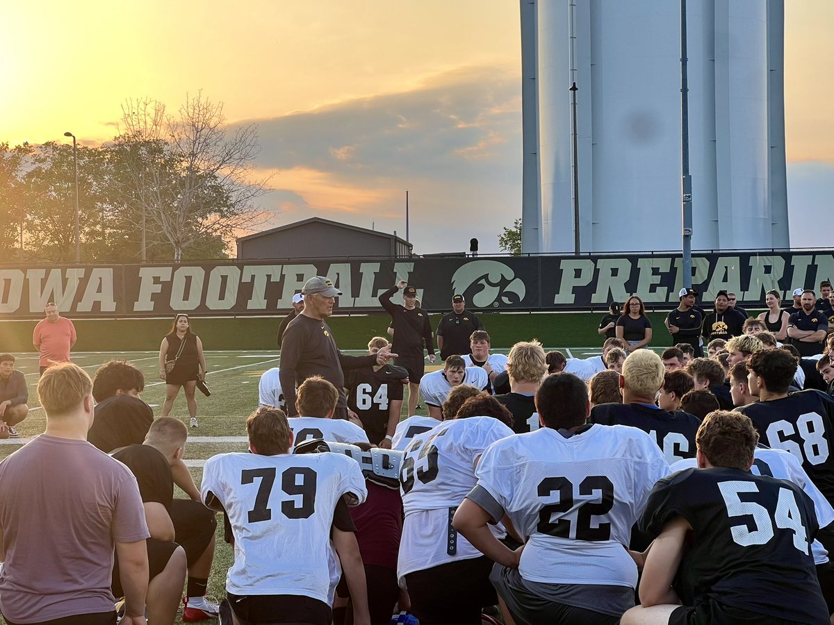 CharlieKluge3's tweet photo. Had a great time in Iowa City learning from the best and getting some good reps in! Can’t wait to continue working and developing the rest of camp season!

@MJ_NFLDraft @PrepRedzoneWI @LOScrimmage @PrepRedzoneMN @OJW_Scouting @CoachKMorgs https://t.co/BNz44YmiUy
