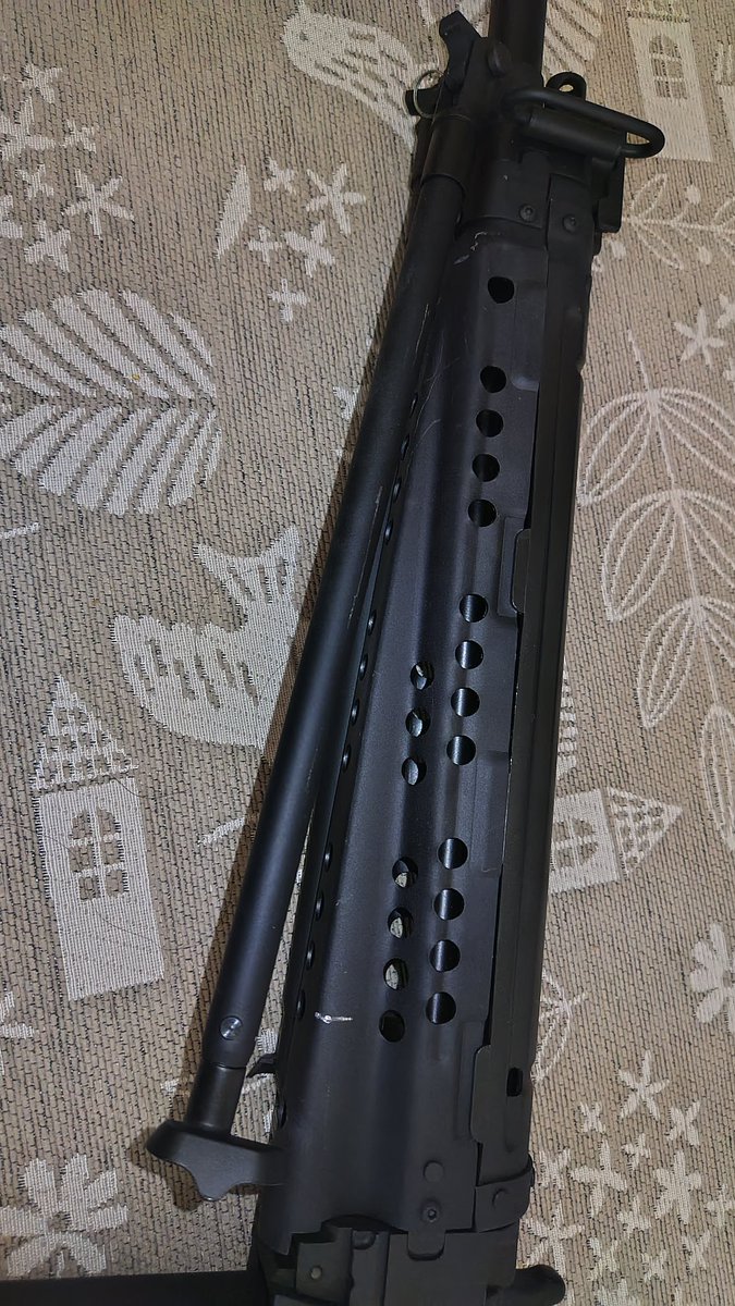 MrRg400's tweet photo. 「ゴミ捨て場にカラスが凄いんだよね…」と妻が以前に言っていたので、６４の電動ガンを買ってみた。
まぁ脚がピタリととじないところが中華っぽい…。
さすがに自宅周辺で本物撃つと許可取り消しくらうからね。
んで、ニコニコしながら開封してたら妻曰く「最近来ないよ…カラスｗ」

置物決定
まぁ、海自の長女と空自の次女に姿勢練習に使ってもらおうかなぁ…。