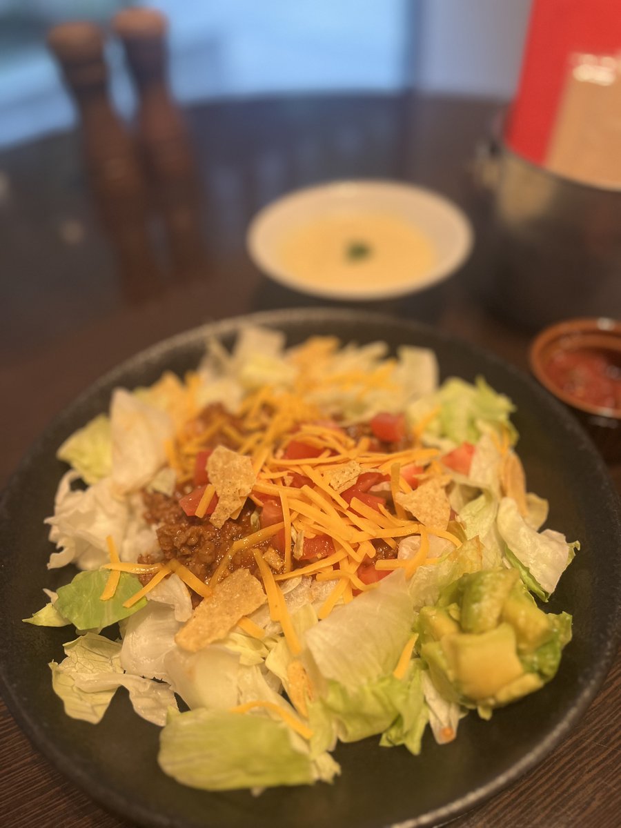 cy_tokyo's tweet photo. 【週替わりランチ】（6/1〜6/5）
タコライス　¥1,650

トマトやナツメグと炒めたひき肉をたっぷりとご飯にかけて、レタス、トマト、チェダーチーズ、アボカドをトッピング！
別添えのサルサソースをかけると、爽やかなピリ辛が食欲をそそります！
ボリューム満点の一品です。
本日のスープ付き。 https://t.co/fJPBIcOD7Y