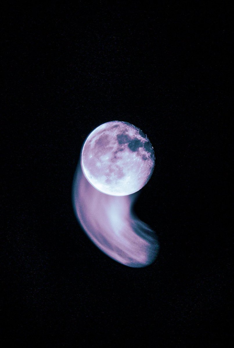 kaeganmc's tweet photo. I saw the moon. https://t.co/USQ5DT0Rfn