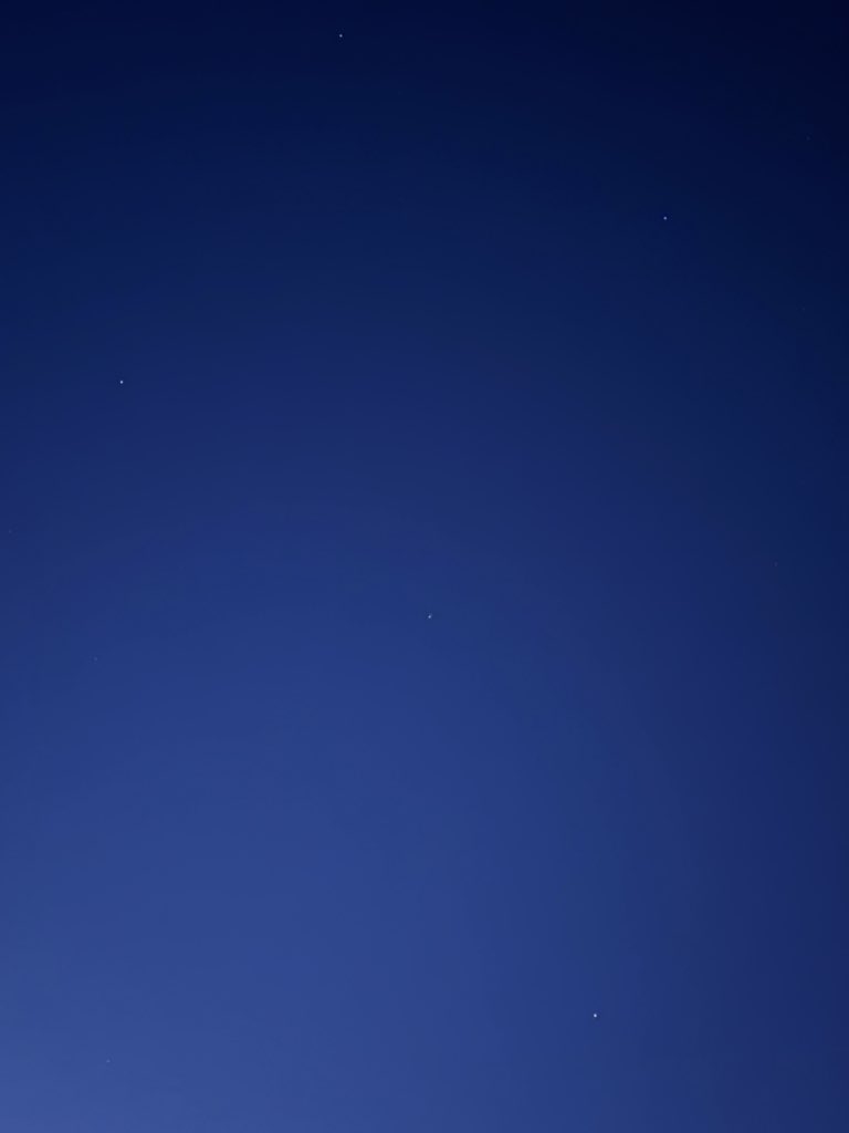 ZAINABART_'s tweet photo. « في كل فجر
تحت زُرقة السماء
أستشعُر مامعنى أن تكُون
الحياة، حياة
رغم شوائبها. » https://t.co/XxhPXftZoS