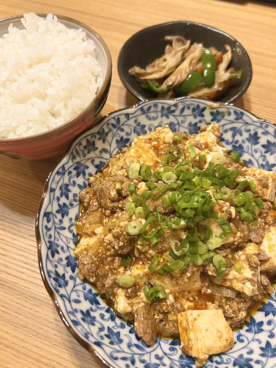mrcvkun's tweet photo. ✔️四川風麻婆豆腐
✔️さつま揚げとピーマン舞茸の甘辛炒め
#おうちごはん #夜ご飯　#献立　#料理記録 https://t.co/mbw8vdQ8s9