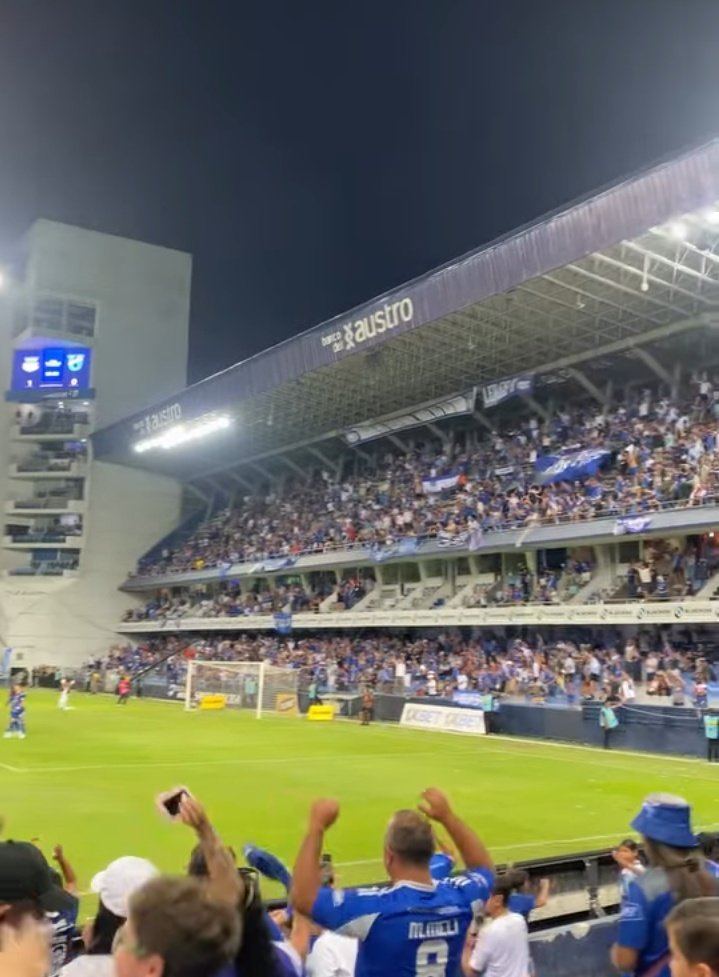 AzulyPlomo1929's tweet photo. Dime un equipo ecuatoriano que, aun sin estar peleando los primeros puestos y atravesando por un mal momento como Emelec, siga llenando el estadio y metiendo tanta gente como Emelec. 

Si encuentras uno, 
cierro mi cuenta. https://t.co/F5zvBgCl15