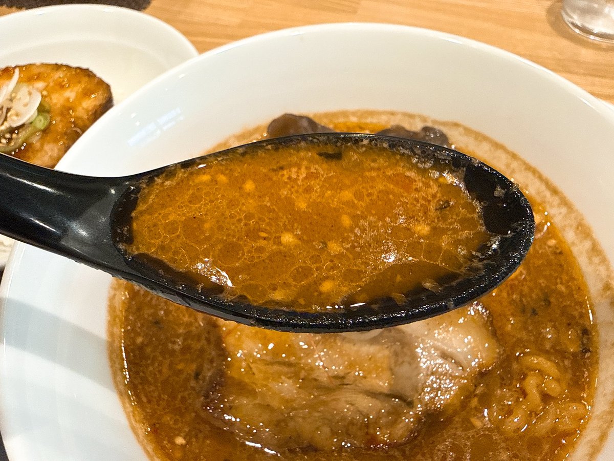 tsk28's tweet photo. 寅乃虎
@札幌市北区
スパイスらーめん（こってり）
チャーシュー丼

移転後初訪問
変わらず唯一無二なスパイス感の辛旨スープ
お米必須▽・ｗ・▽

🍜23
#寅乃虎
#札幌らーめん
#スパイスらーめん https://t.co/Chv36t0n86