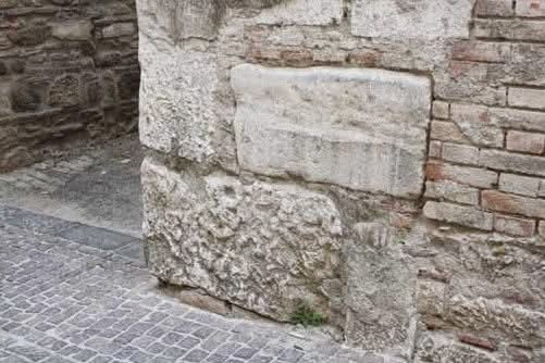 walzer1's tweet photo. PAPA  BENEDETTO XVI
Gesù Cristo è“la pietra che i costruttori hanno scartato”perché l’hanno giudicato nemico della legge.
Ma Lui stesso,rifiutato
e crocifisso,è risorto diventando la“pietra d’angolo”su cui possono poggiare le fondamenta
di ogni esistenza umana
e del mondo intero https://t.co/leF1N7iByY