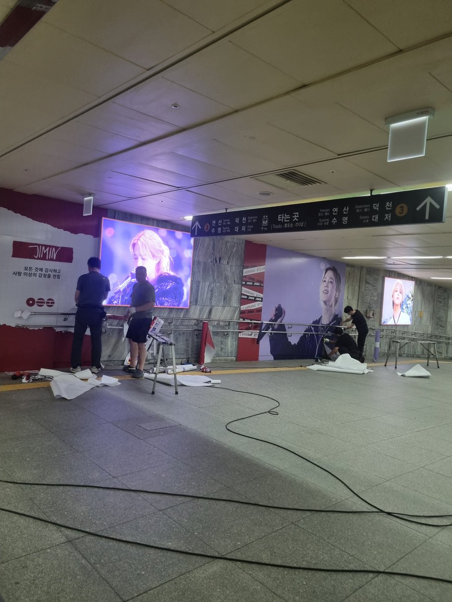 JIMIN_RECORD13's tweet photo. 지민의 'ARIRANG' 월드투어 부산콘서트를 응원하고, 데뷔 13주년을 기념하며 @ALLFORJIMIN_KOR 에서 준비한 부산 3호선 종합운동장역 10개면 와이드 조명을 포함한 최대규모의 200M 전면 래핑이 설치되고 있습니다.

𝟮𝟬𝟬𝙈 𝘿𝙊𝙐𝘽𝙇𝙀-𝙒𝘼𝙇𝙇 𝙁𝙐𝙇𝙇 𝙒𝙍𝘼𝙋𝙋𝙄𝙉𝙂 𝙎𝙐𝙋𝙋𝙊𝙍𝙏
 - 부산 종합운동장역 200M 양벽 래핑

완성된 모습이 얼마나 멋질지 기대가 큽니다.

*사진 @ armyVillage

#JIMIN #지민 #ParkJimin
