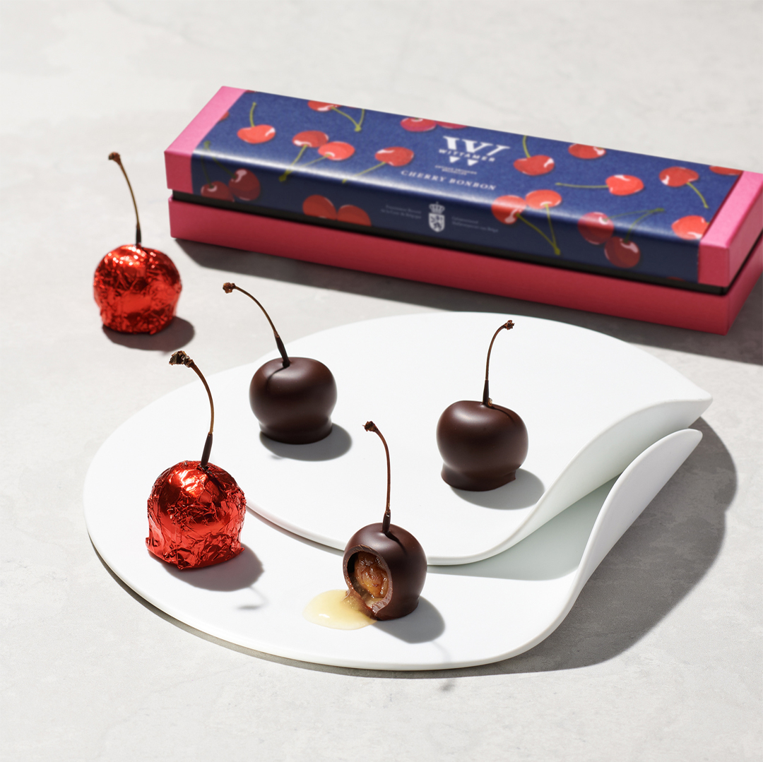 wittamer_japan's tweet photo. 毎年人気のチェリーボンボンを今年も発売開始しました🍒

約1年間じっくりとキルシュ酒に漬け込んだ国産さくらんぼをフォンダンとスイートチョコレートでそっと包みました。
芳醇なキルシュ酒がトロリととろけだし、華やかな香りが口いっぱいに広がります🍸
キルシュ酒が溢れないように、1 口でお楽しみください😋🍀

※アルコールを多く使用している商品ですので、アルコールが苦手な方や控えている方はご注意ください。

#ヴィタメール #デパ地下スイーツ #チェリーボンボン