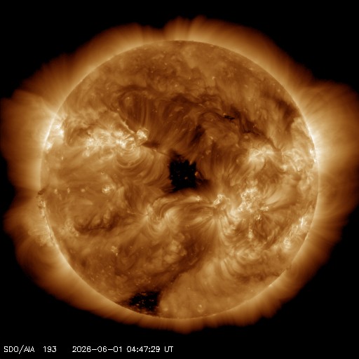 _SpaceWeather_'s tweet photo. A transequatorial coronal hole is facing Earth. Enhanced solar wind could arrive in ~3 days - Follow live on https://t.co/bsXLidnzGh https://t.co/FFY5QgUyPO