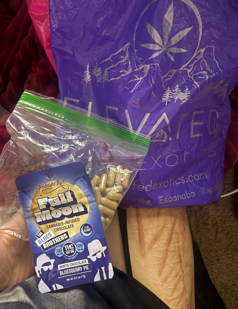riyeauri's tweet photo. White chocolate blueberry 100mg thc edible by Midnight Roots
-full body relaxation
-drowsy without restlessness
10/10 would try this brand again 
#drugtwt #chronicpain #cannabis https://t.co/e1IOlBe3qC