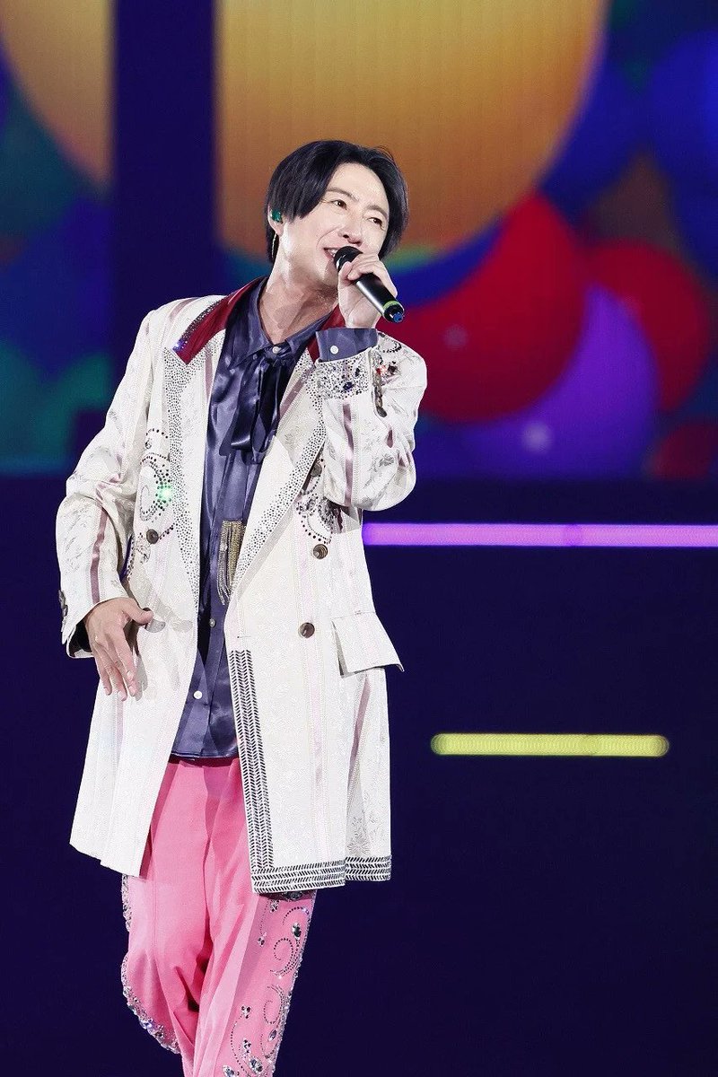 jefamily_th's tweet photo. คำกล่าวอำลาของ Aiba Masaki ในคอนเสิร์ต ARASHI LIVE TOUR 2026 "We are ARASHI"

"ขอบคุณทุกคนมากสำหรับวันนี้

การที่สามารถสร้างสถานที่แบบนี้ ที่พวกเราสามารถหายใจอากาศเดียวกันร่วมกันกับทุกคน ยืนอยู่ต่อหน้าทุกคน และได้ถ่ายทอดความรู้สึกขอบคุณ ทำให้ผมรู้สึกมีความสุขอย่างแท้จริง

ผมไม่มีอะไรนอกจากความรู้สึกขอบคุณให้กับเหล่าสตาฟฟ์ที่สร้างสถานที่นี้ขึ้น และเหนือสิ่งอื่นใด ทุกคนที่ได้มาที่นี่ในวันนี้ และเช่นเดียวกันทุกคนที่รับชมอยู่ทางไลฟ์สตรีม ขอบคุณมากๆจริงๆ 

การที่ได้มาต้อนรับทุกคนในวันนี้ทำให้ผมมั่นใจว่าทุกอย่างที่เม็มเบอร์ได้พูดคุยกันและการทำงานระหว่างที่พวกเราพักวงไปไม่ใช่เรื่องผิดพลาด

ในปี 1999 พวกเราเริ่มต้น ARASHI ด้วยการพูดว่าพวกเราอยากจะสร้างพายุไปทั่วโลก ตอนนั้นพวกเราพูดมันออกมาแค่เพราะพวกเราโดนบอกให้พูด แต่ 26 ปีครึ่งต่อมา ผมรู้มันจากก้นบึ้งของหัวใจว่า มันคือการสนับสนุนจากพวกคุณแต่ละคนทุกคนที่ทำให้พวกเราได้สร้างพายุไปทั่วโลกจริงๆได้ เพราะพวกคุณทุกคนสนับสนุนเรา พวกเราเลยได้เห็นทิวทัศน์อันหลากหลายจากหลายๆสถานที่ ผมรู้สึกโชคดีอย่างไม่น่าเชื่อ

ไม่ว่าจะกี่ครั้งที่ผมอาจจะได้กลับมาเกิดใหม่ ผมไม่รู้ว่าผมจะได้เห็นวิวเหล่านี้อีกหรือไม่ ขอบคุณมากๆที่ได้ทำให้ผมได้เห็นสิ่งนี้ และใช้ช่วงเวลานี้อยู่กับผม

อีกครั้ง ผมรู้สึกว่า ARASHI คือทั้งชีวิตของผม และขอบคุณมากๆที่ให้การสนับสนุนและคอยเชียร์ ARASHI ซึ่งผมเดิมพันมันด้วยชีวิตของผม ผมยินดีเป็นอย่างมากที่ได้เป็นส่วนหนึ่งของ ARASHI ผมยินดีเป็นอย่างมากที่ได้เจอเม็มเบอร์ 4 คนนี้ และผมยินดีอย่างมากๆ ที่ได้เจอกับพวกคุณทุกคนในวันนี้ 

ผมมั่นใจอย่างที่สุดว่าไม่ว่าอะไรจะเกิดขึ้นกับผมในอนาคต ถ้าผมแค่จำวันนี้ได้ และทุกอย่างที่นำมาสู่วันนี้ได้ ผมจะก้าวผ่านได้ทุกอย่าง ต้องขอขอบคุณทุกคนอย่างแท้จริง 

มองไปข้างหน้า แม้ว่าอาจจะไม่ใช่ในฐานะ ARASHI แต่ผมจะทำกิจกรรมต่อไป ผมอยากจะสร้างโอกาสอีกมากมายที่จะได้เจอกับพวกคุณ และเฝ้ารอที่จะได้สานต่อความสัมพันธ์ของพวกเรา 

ขอบคุณอย่างมากสำหรับ 26 ปี ครึ่ง !