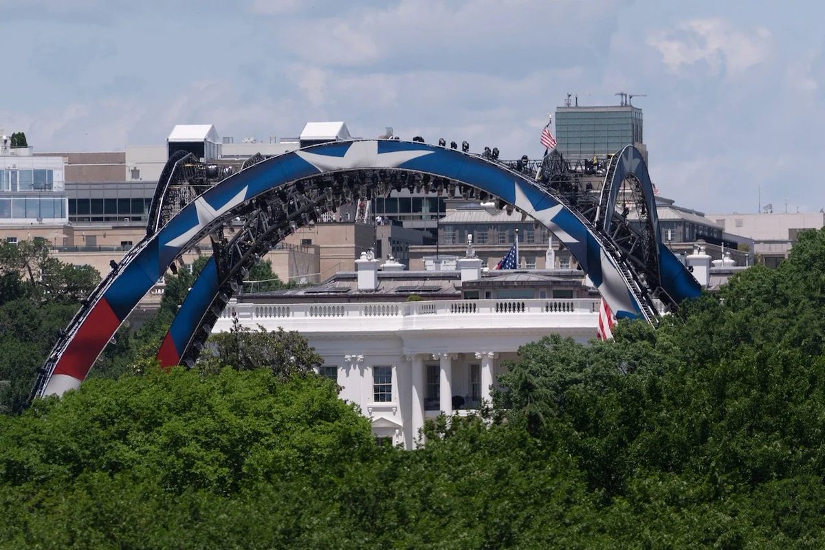 Yelm_Blogger's tweet photo. The White House, The People’s House set to host UFC fight on Trump’s 80th birthday! https://t.co/0tsqruX66q https://t.co/FwFaWxaWvR