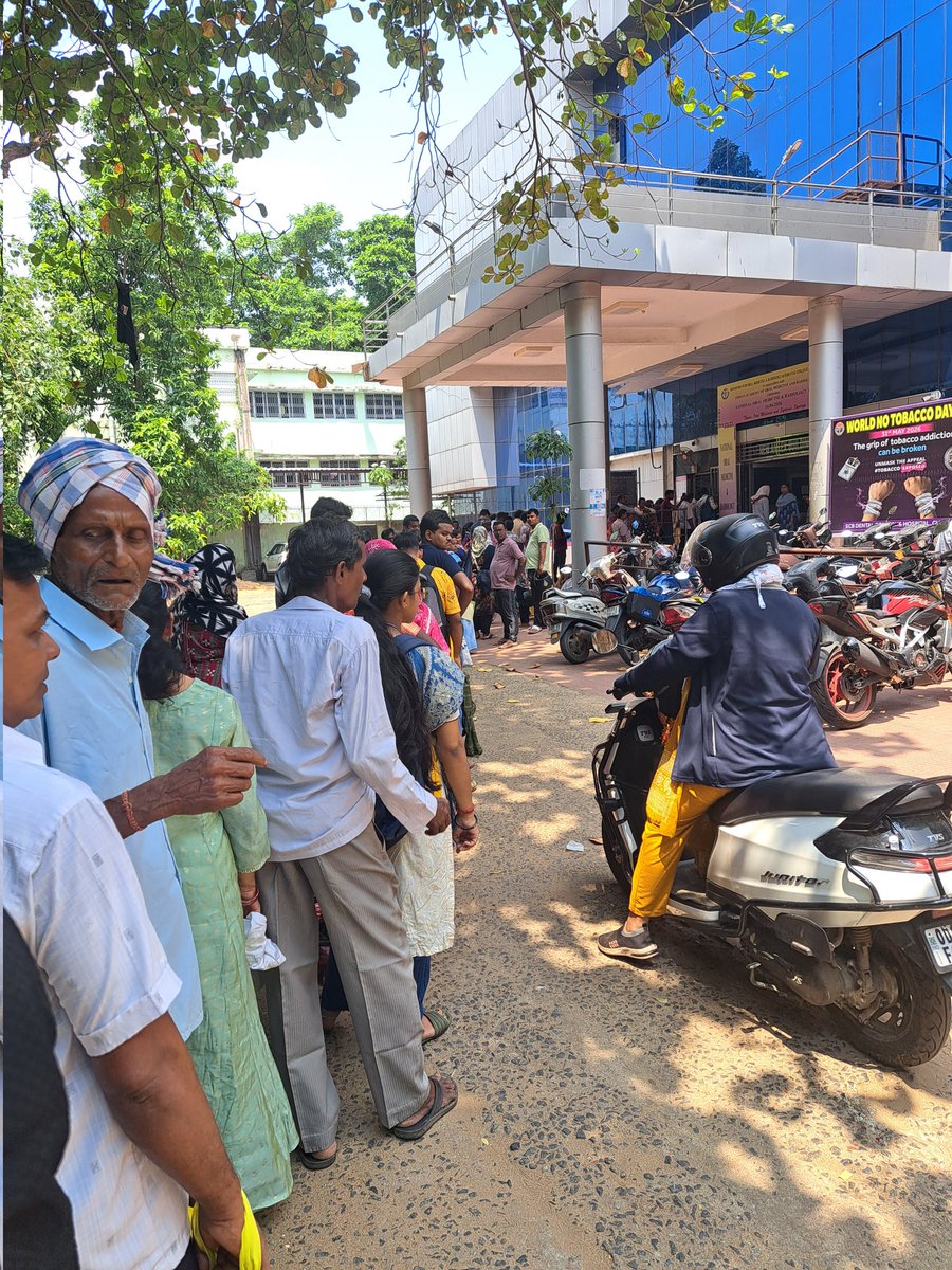 bibhrant's tweet photo. SCB (Dental)ଦାନ୍ତ ବିଭାଗ ୧୫ ବର୍ଷ ପୂର୍ବରୁ ଯେଉଁ ସମସ୍ୟା ଥିଲା ଲୋକେ ଲାଇନରେ ଘଣ୍ଟା ଘଣ୍ଟା ଧରି ଛିଡା ହେଇ ରହୁଥିଲେ, ସେଥିରେ ଆଜିବି ସୁଧାର ନାହିଁ। ବୁଢ଼ା ବୁଢି ଲୋକବି ବାଧ୍ୟ ହେଉଛନ୍ତି ୪୫° ଖରାରେ ଲାଇନରେ ଛିଡା ହୋଇ ଟିକେଟ କାଟିବା ପାଇଁ। ସରକାର ଏ ଦିଗରେ ଦୃଷ୍ଟି ଦେବେ ଆଉ କେବେ? @CMO_Odisha @HFWOdisha @MahalingMukesh https://t.co/a4Lo34g6rC