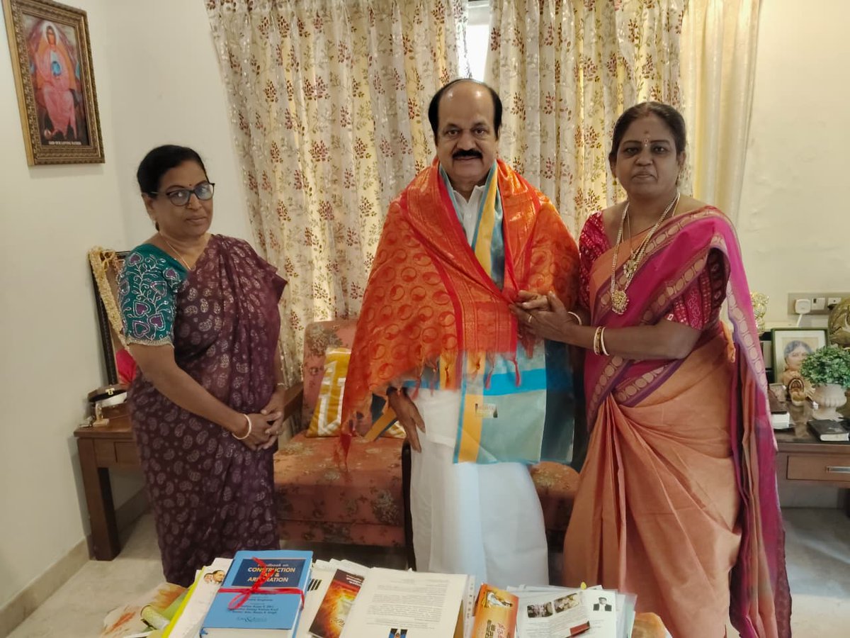 MalathiChandr15's tweet photo. இன்று மாண்புமிகு சபாநாயகர் அவர்களை 
 ஜேசிடி பிரபாகரன் அவர்களை
 மதிப்பிற்குரிய மரியாதை நிமித்தமாக
சந்தித்த தருணம் 💐 https://t.co/5WTV3mrTC6