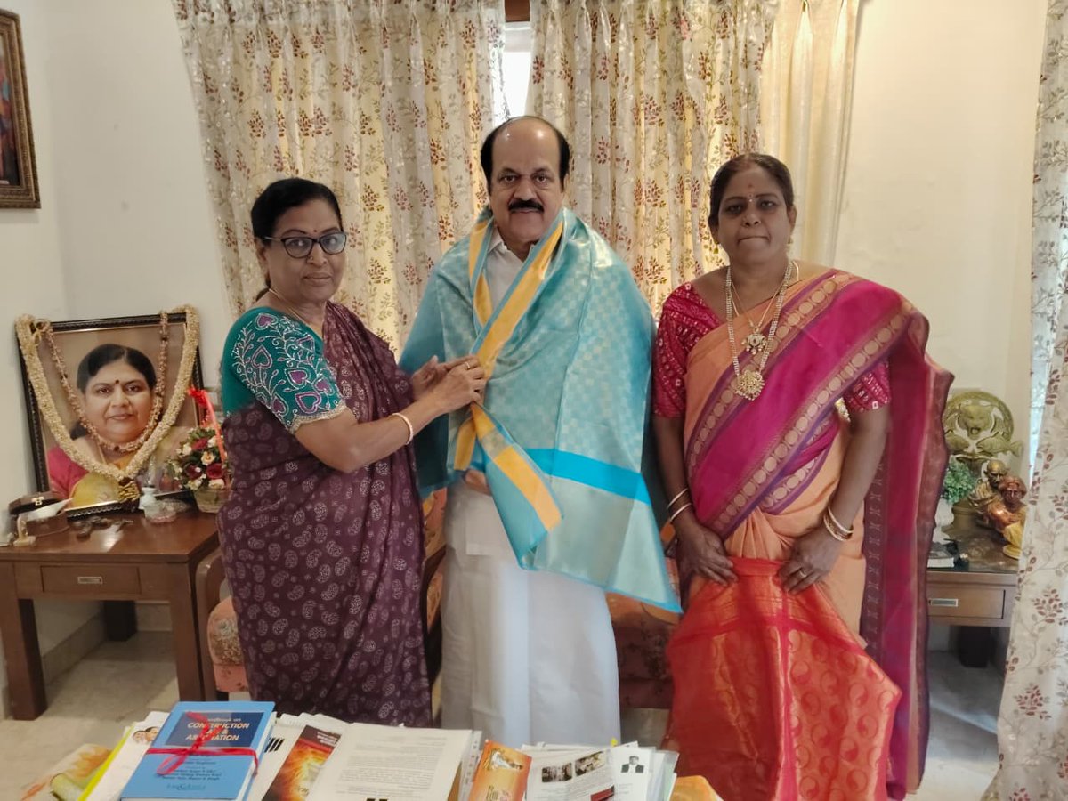 MalathiChandr15's tweet photo. இன்று மாண்புமிகு சபாநாயகர் அவர்களை 
 ஜேசிடி பிரபாகரன் அவர்களை
 மதிப்பிற்குரிய மரியாதை நிமித்தமாக
சந்தித்த தருணம் 💐 https://t.co/5WTV3mrTC6