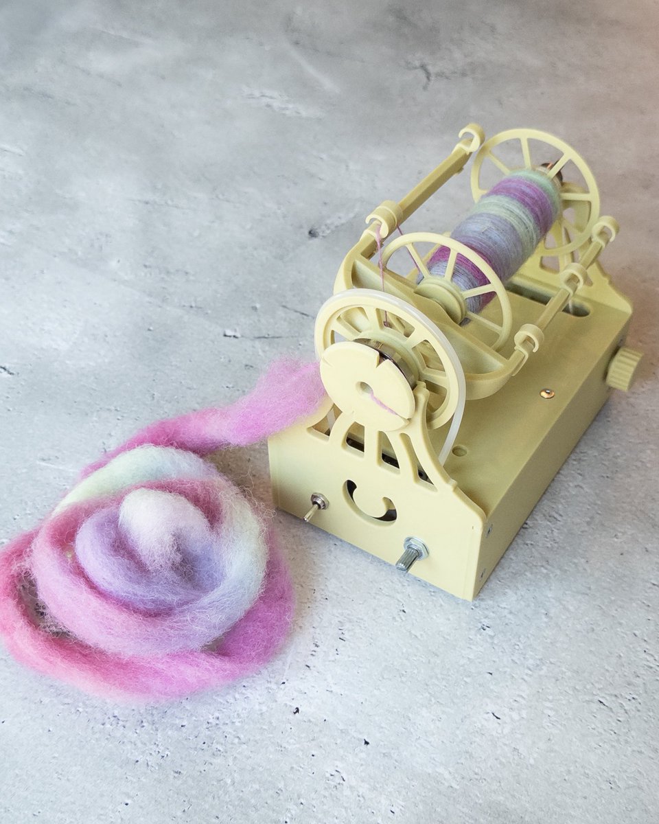 __sonoco__'s tweet photo. MakerWorldで公開されてるMini e-spinnerを作りました。はじめての電子工作。モーター音とかカタカタ音とかするけど、気になるほどではない。ちいサイズでかわい🙌 https://t.co/sNCBszMYuQ