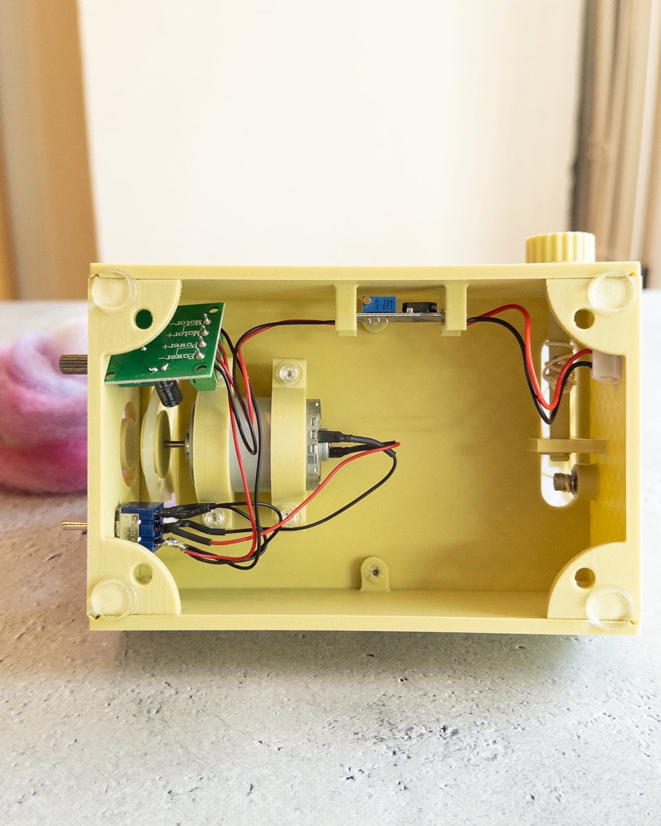__sonoco__'s tweet photo. MakerWorldで公開されてるMini e-spinnerを作りました。はじめての電子工作。モーター音とかカタカタ音とかするけど、気になるほどではない。ちいサイズでかわい🙌 https://t.co/sNCBszMYuQ