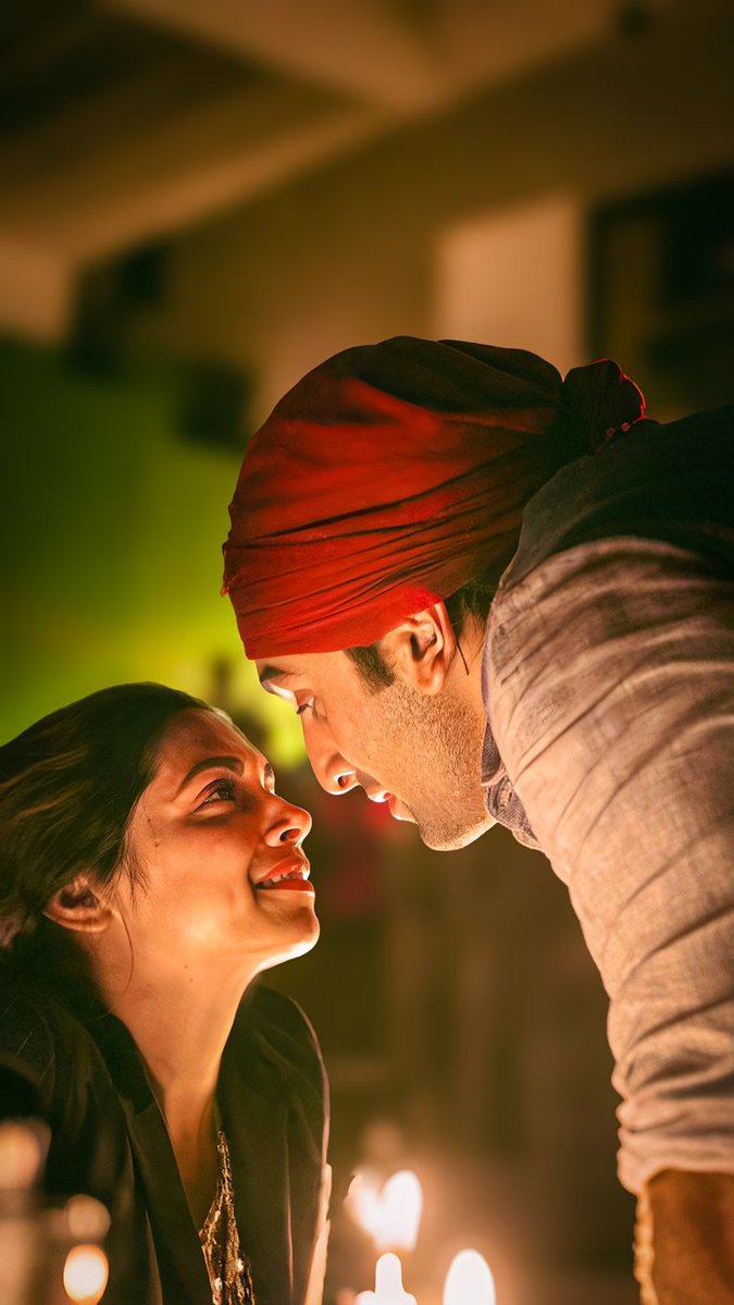 vaithee17's tweet photo. ये हुस्ना

ज़ायरों फेरे लिए थे उनके साथ,
कोई सात फेरे लेकर हमसे छीन गया।

​हुस्न, इश्क़, अक़ीदत का रिवायत,
हर रस्म हम अदा कर बैठे।

​शादी न कर पाए तो क्या,
उम्र-क़ैद मिली छुपी तस्वीर के साथ, 
हम शायर बन बैठे।

​शहर-ए-फ़र्क़ुंदा, हैदर गली
की गलियों में नाच रचाया,
गली-गली हमराहदारी की।

​कौन क्या, धर्म क्या, 
मौसम क्या, विलायत क्या,
सब भूल गए!

​हीर के पीछे हम राँझा बन गए,
बीस साल बाद आज भी कहीं 
छह हज़ार मील दूर।
​गीत, शेर, ग़ज़ल, मुज़्तरिब मिसरा, 
अल्फ़ाज़ सुनता हूँ,

ये माहर-ए-तलफ़्फ़ुज़ के साथ, 
ग़ज़ल लिख-गा बैठता हूँ।

​अपने अंदर का दीप जला,
आज भी 'मरत' मैं नूर को ढूँढता हूँ।