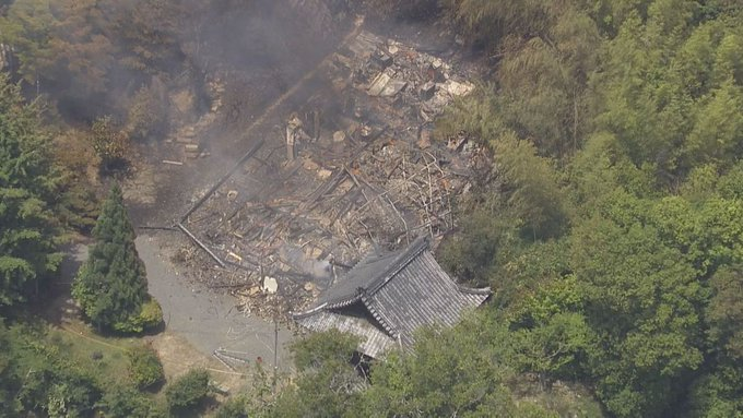sanfuku3's tweet photo. また火事だ😔
通行人から「本堂が燃えている。黒煙が見える」と110番通報あり。

【速報】寺院の火事で建物1棟が全焼　周辺の山に延焼中、消防による消火活動続く　住職の90代男性が1人ケガ　807年に弘法大師が開創　京都・亀岡市｜YTV NEWS NNN https://t.co/a66UHKmxGW https://t.co/910FArbxIc