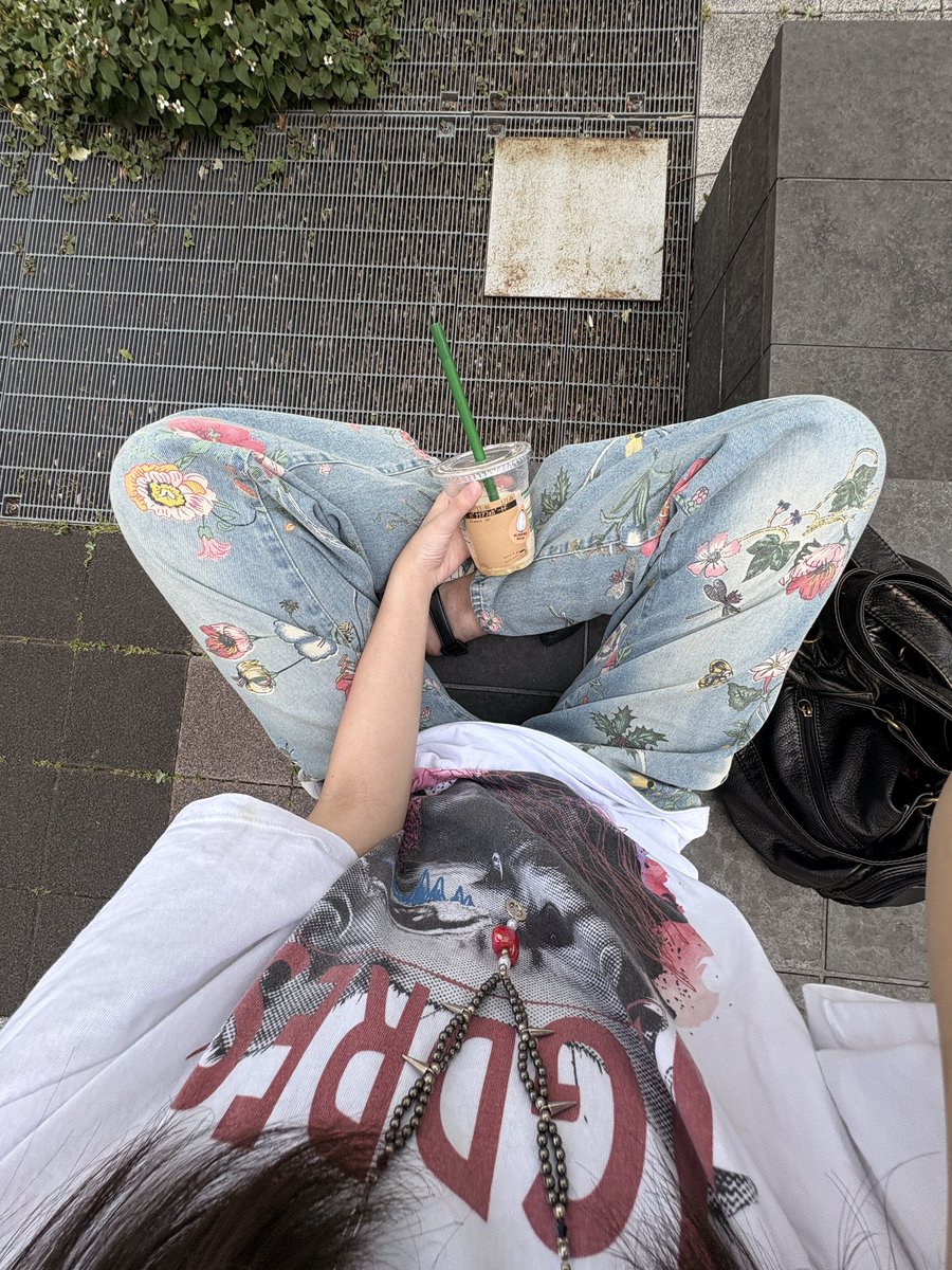 m15c404's tweet photo. 授業を完全に諦めて噴水で遊ぶ子供を眺めながら木陰であぐらかいてスタバ飲むの最高すぎる https://t.co/rX4eBmZVP5