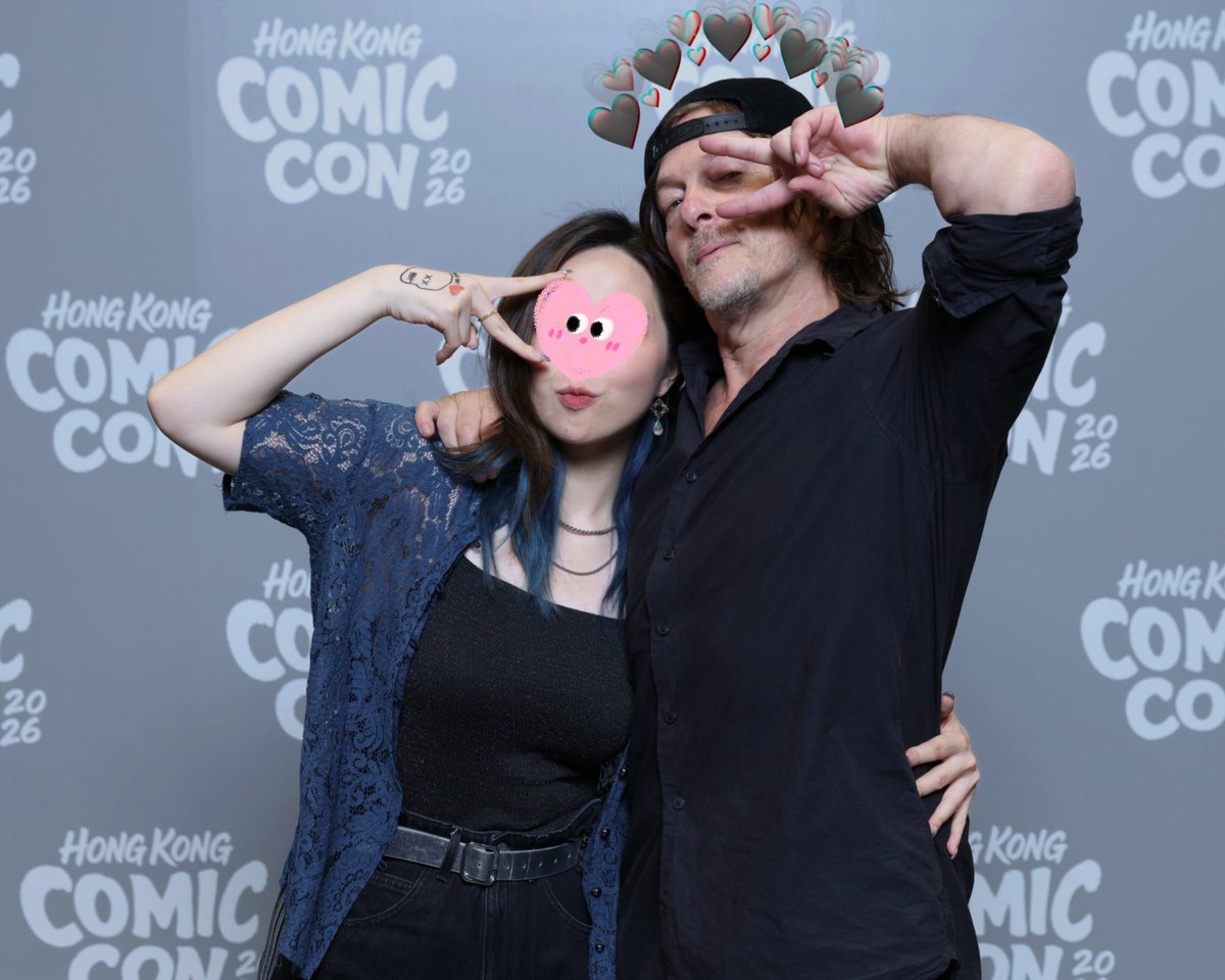 3000_etc's tweet photo. Just finished my very first Hong Kong Comic Con! ✨
He told me he remembered me from approaching him at Tokyo Comic Con last year. 😭

I’ll follow this man until the world ends. He’s the best in the world.
Hope he loves Hong Kong! 🖤🖤🖤🖤🖤🖤🖤🖤

#normanreedus https://t.co/KyR4cQts6B