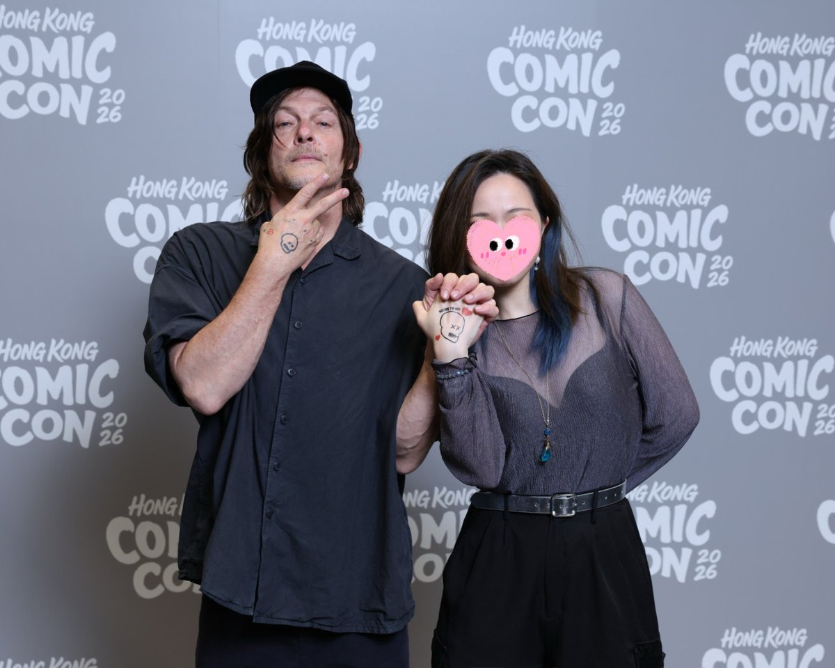 3000_etc's tweet photo. Just finished my very first Hong Kong Comic Con! ✨
He told me he remembered me from approaching him at Tokyo Comic Con last year. 😭

I’ll follow this man until the world ends. He’s the best in the world.
Hope he loves Hong Kong! 🖤🖤🖤🖤🖤🖤🖤🖤

#normanreedus https://t.co/KyR4cQts6B
