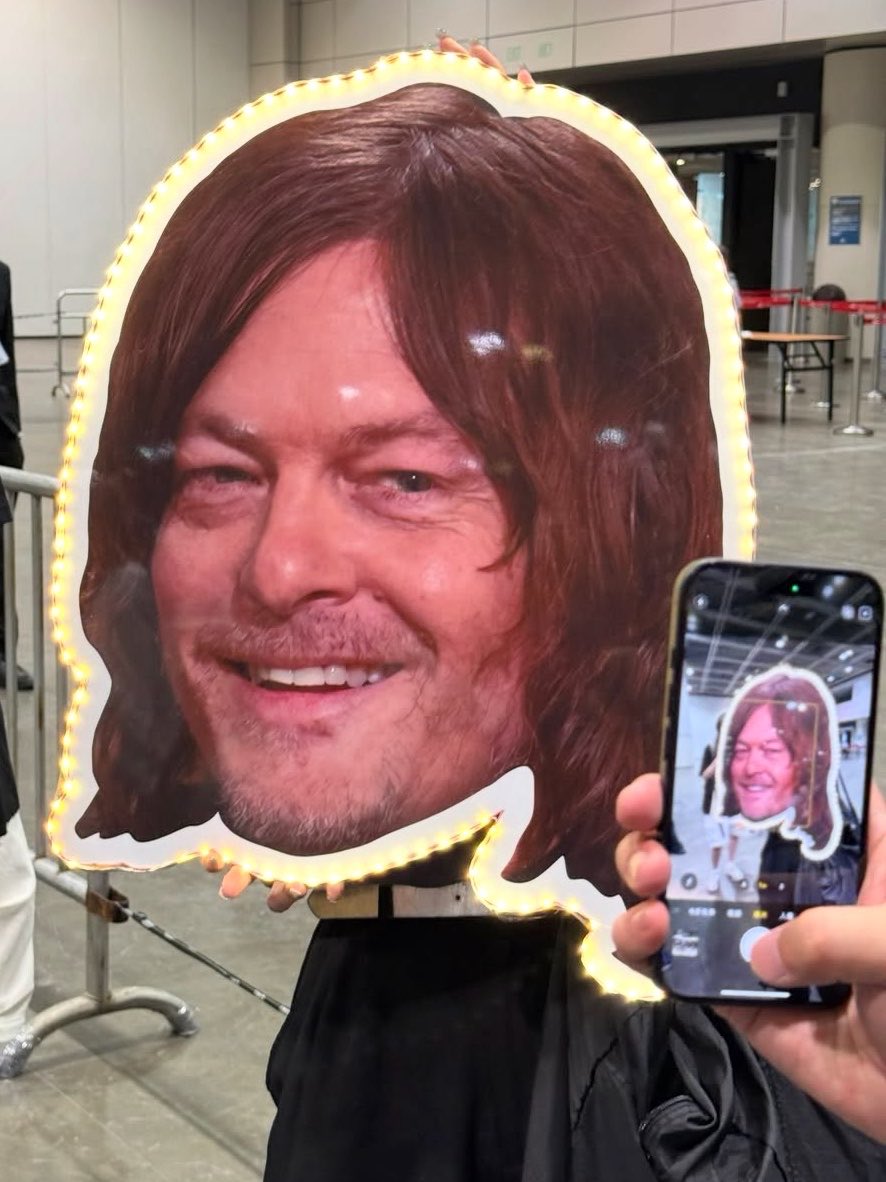 3000_etc's tweet photo. I even made a giant glowing head to welcome him!😝😝😝 https://t.co/Hz2Y8xoTmg