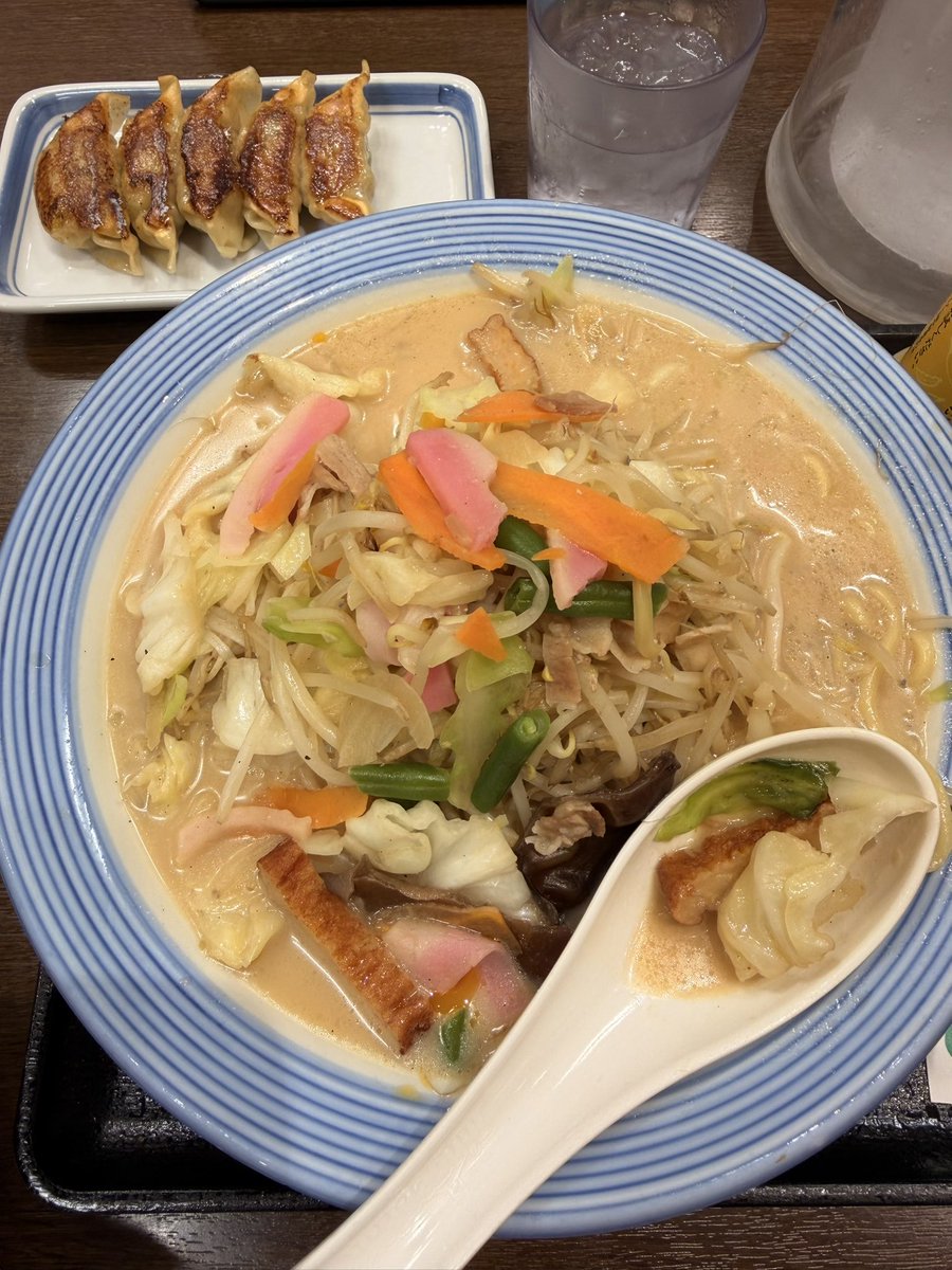summon0717's tweet photo. 今日のランチ。リンガーハットの野菜たっぷりちゃんぽんと餃子。自分が野菜たっぷりを選ぶようになったことが加齢を感じるけど美味しい。 https://t.co/i5A2yx5J8n