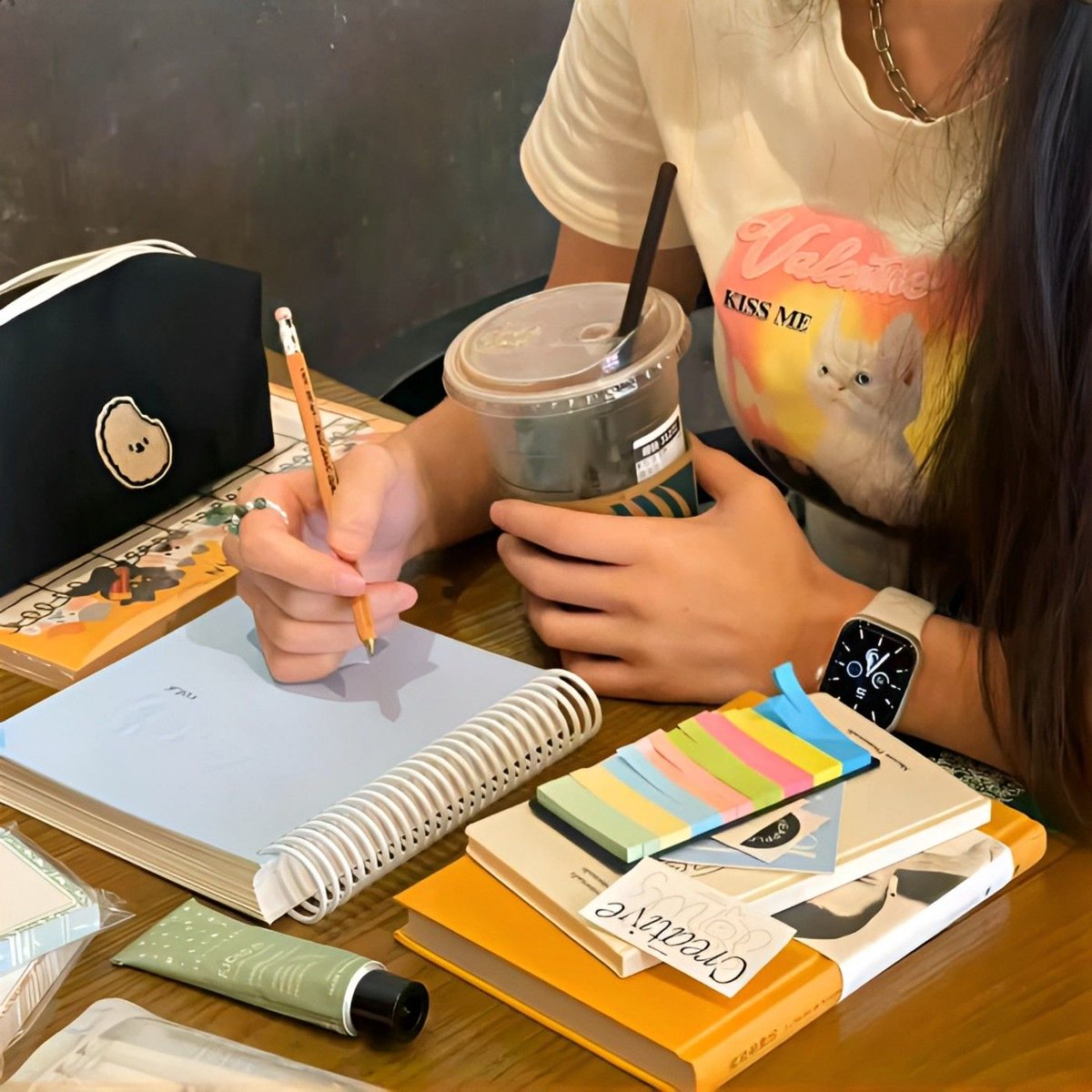 echinanoha's tweet photo. 普段あんまり話さない他部署の先輩が、私が落としたペンを拾ってくれた。そのときの笑顔が爽やかすぎて、一瞬で少女漫画のヒロインの気分になったわw https://t.co/HIGdvrI4KL