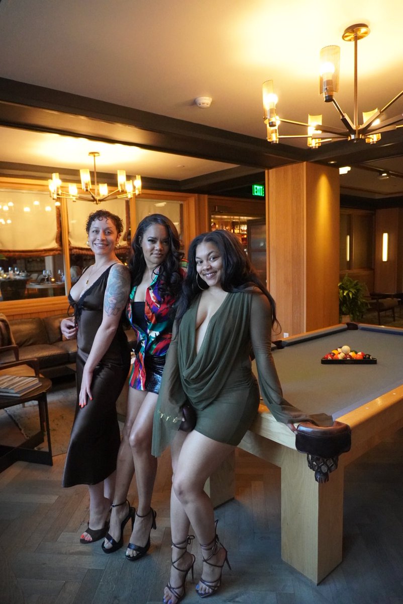 CourtAndretti's tweet photo. Some hawt ass gals ❤️‍🔥 https://t.co/Pi7GeVkQg4