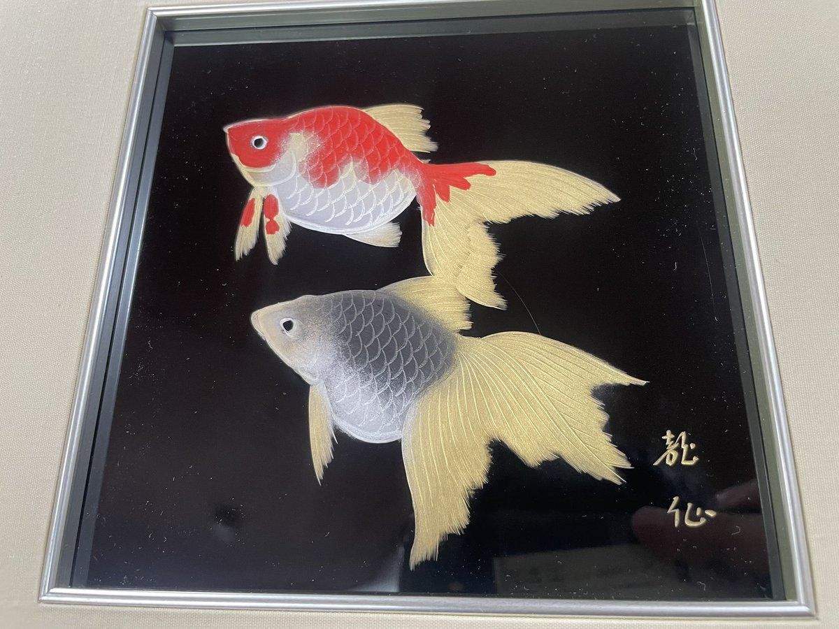 fukujuonline's tweet photo. 【彫漆「額」】
安川店にある、残り二点のみの作品です✨
春慶塗ではありませんが、唯一無二の一点物です！

蒔絵と沈金、二つの技法が施されてきます✨
黒ならではの重厚な高級感と、華やかさが際立ち、「今しか出会えない一枚」
気になる方はぜひ店頭へ✨
税込13,200円です！
#飛騨高山
#漆器
#漆絵 https://t.co/dMdRyRyClR