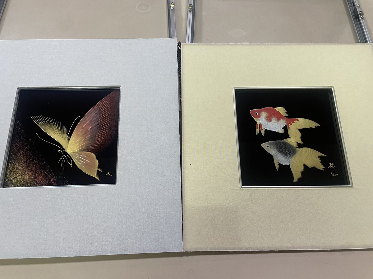 fukujuonline's tweet photo. 【彫漆「額」】
安川店にある、残り二点のみの作品です✨
春慶塗ではありませんが、唯一無二の一点物です！

蒔絵と沈金、二つの技法が施されてきます✨
黒ならではの重厚な高級感と、華やかさが際立ち、「今しか出会えない一枚」
気になる方はぜひ店頭へ✨
税込13,200円です！
#飛騨高山
#漆器
#漆絵 https://t.co/dMdRyRyClR
