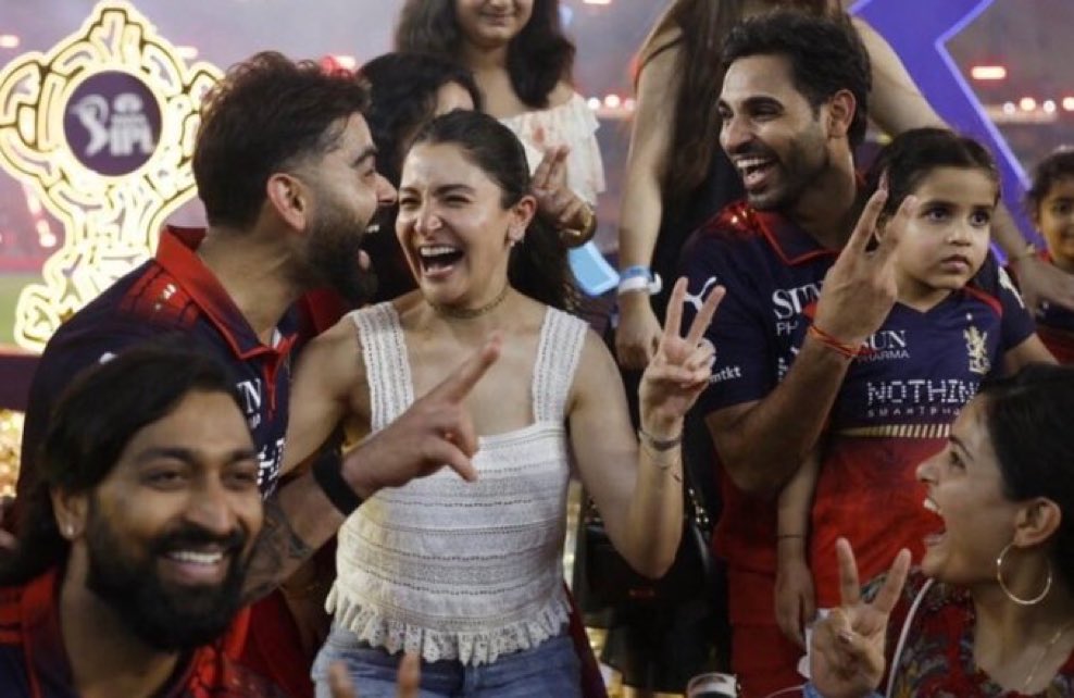 ssnoozemode's tweet photo. i love this picture so much! bhuvi and virat 🥹♥️ https://t.co/WNowXJu5RX