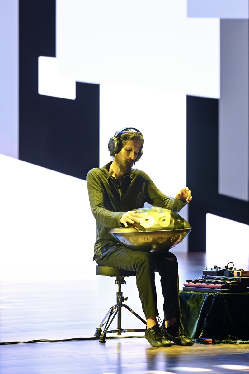 muling75352574's tweet photo. Liron Man performs with the Muling HMP-2 handpan pickup at the Shenzhen International Museum of Art (SIMOA)

World-class performer × Chinese craftsmanship
The sound of the handpan resonates here.

Proud. Salute.
#handpan #LironMan #HMP-2 #Handpanpickup #SIMOA #muling https://t.co/sXrJN038J7