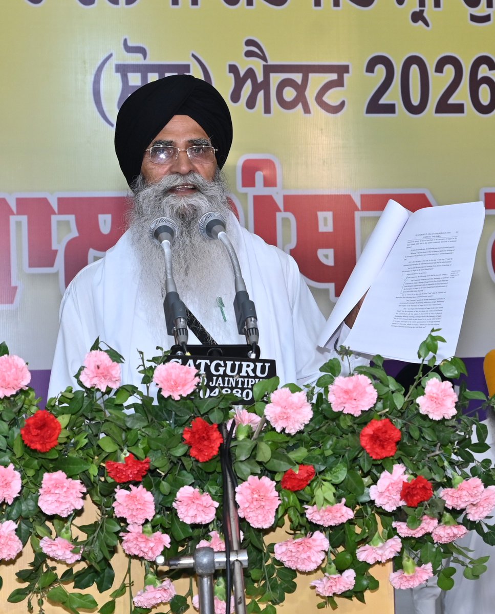 SGPCAmritsar's tweet photo. ਸ਼੍ਰੋਮਣੀ ਕਮੇਟੀ ਦੇ ਪ੍ਰਧਾਨ ਐਡਵੋਕੇਟ ਹਰਜਿੰਦਰ ਸਿੰਘ ਧਾਮੀ ਵੱਲੋਂ ਪੰਥਕ ਕਾਨਫ਼ਰੰਸ ਦੌਰਾਨ ਸਿੱਖ ਸੰਗਤਾਂ ਦੀਆਂ ਭਾਵਨਾਵਾਂ ਦੀ ਤਰਜ਼ਮਾਨੀ ਕਰਦਾ ਪੇਸ਼ ਕੀਤਾ ਗਿਆ ਮਤਾ
ਪੰਜਾਬ ਦੀ ਮੌਜੂਦਾ ਆਮ ਆਦਮੀ ਪਾਰਟੀ ਸਰਕਾਰ ਵੱਲੋਂ ਮਿਤੀ 13 ਅਪ੍ਰੈਲ 2026 ਨੂੰ ਪੰਜਾਬ ਵਿਧਾਨ ਸਭਾ ਅੰਦਰ ‘ਜਾਗਤ ਜੋਤ ਸ੍ਰੀ ਗੁਰੂ ਗ੍ਰੰਥ ਸਾਹਿਬ ਸਤਿਕਾਰ (ਸੋਧ) ਐਕਟ, 2026’ ਪਾਸ ਕੀਤਾ ਗਿਆ ਹੈ, ਜਿਸ ਨੂੰ ਸਤਿਕਾਰਯੋਗ ਰਾਜਪਾਲ ਪੰਜਾਬ ਵੱਲੋਂ ਮਿਤੀ 17 ਅਪ੍ਰੈਲ 2026 ਨੂੰ ਅਧਿਕਾਰਤ ਪ੍ਰਵਾਨਗੀ ਦਿੱਤੀ ਗਈ ਹੈ। ਇਸ ਕਾਨੂੰਨੀ ਸੋਧ ਬਾਰੇ ਸਿੱਖ ਕੌਮ ਅੰਦਰ ਗੰਭੀਰ ਖਦਸ਼ੇ ਪੈਦਾ ਹੋਏ ਹਨ ਅਤੇ ਸਤਿਕਾਰਤ ਪੰਥਕ ਸਖ਼ਸ਼ੀਅਤਾਂ, ਸਿੱਖ ਵਿਦਵਾਨਾਂ, ਕਾਨੂੰਨੀ ਮਾਹਰਾਂ, ਸੰਸਥਾਵਾਂ, ਸਿੰਘ ਸਭਾਵਾਂ ਤੇ ਸੰਗਤ ਨੇ ਇਸ ਬਾਰੇ ਬਹੁਤ ਇਤਰਾਜ਼ ਸ੍ਰੀ ਅਕਾਲ ਤਖ਼ਤ ਸਾਹਿਬ ਪਾਸ ਦਰਜ ਕਰਵਾਏ ਸਨ। ਸ੍ਰੀ ਅਕਾਲ ਤਖ਼ਤ ਸਾਹਿਬ ਵੱਲੋਂ ਪੰਜਾਬ ਵਿਧਾਨ ਸਭਾ ਦੇ ਸਪੀਕਰ ਸ. ਕੁਲਤਾਰ ਸਿੰਘ ਰਾਹੀਂ ਪੰਜਾਬ ਸਰਕਾਰ ਕੋਲ ਮਿਤੀ 11 ਮਈ 2026 ਨੂੰ ਇਤਰਾਜ਼ ਭੇਜ ਕੇ ਕਾਨੂੰਨੀ ਸੋਧ ਵਿੱਚੋਂ ਇਤਰਾਜ਼ਯੋਗ ਮੱਦਾਂ ਨੂੰ ਹਟਾਉਣ ਲਈ ਆਖਿਆ ਗਿਆ ਸੀ। ਪਰ ਪੰਜਾਬ ਦੇ ਮੁੱਖ ਮੰਤਰੀ ਸ੍ਰੀ ਭਗਵੰਤ ਸਿੰਘ ਨੇ ਇਸ ਮਾਮਲੇ ਸਬੰਧੀ ਵਾਰ-ਵਾਰ ਅੜੀਅਲ ਭਰੇ ਰਵੱਈਏ ਦੇ ਪ੍ਰਗਟਾਵੇ ਕੀਤੇ ਹਨ, ਜਿਸ ਨਾਲ ਸਿੱਖ ਸੰਗਤ ਅੰਦਰ ਰੋਸ ਹੋਰ ਵੀ ਵਧਿਆ ਹੈ।
ਕਾਨੂੰਨੀ ਸੋਧ ਨੂੰ ਪਾਸ ਕਰਨ ਤੋਂ ਪਹਿਲਾਂ ਪੰਜਾਬ ਸਰਕਾਰ ਨੇ ਸ੍ਰੀ ਅਕਾਲ ਤਖ਼ਤ ਸਾਹਿਬ ਅਤੇ ਸ਼੍ਰੋਮਣੀ ਗੁਰਦੁਆਰਾ ਪ੍ਰਬੰਧਕ ਕਮੇਟੀ ਨੂੰ ਜਾਣਬੁੱਝ ਕੇ ਪੂਰੀ ਤਰ੍ਹਾਂ ਨਜ਼ਰ ਅੰਦਾਜ਼ ਕੀਤਾ ਗਿਆ ਹੈ ਅਤੇ ਇਨ੍ਹਾਂ ਕੇਂਦਰੀ ਸਿੱਖ ਸੰਸਥਾਵਾਂ ਨਾਲ ਕੋਈ ਰਾਏ ਮਸ਼ਵਰਾ ਅਤੇ ਸਹਿਮਤੀ ਨਹੀਂ ਬਣਾਈ। ਸਰਕਾਰ ਨੇ ਕਾਨੂੰਨੀ ਸੋਧ ਦਾ ਖਰੜਾ ਇਸ ਨੂੰ ਪਾਸ ਕਰਨ ਤੋਂ ਪਹਿਲਾਂ ਜਨਤਕ ਰੂਪ ਵਿੱਚ ਜਾਰੀ ਨਹੀਂ ਕੀਤਾ ਅਤੇ ਨਾ ਹੀ ਇਸ ਉੱਤੇ ਸਿੱਖ ਸੰਗਤ ਦੇ ਇਤਰਾਜ਼ ਮੰਗੇ ਗਏ, ਜੋ ਕਿ ਕਿਸੇ ਵੀ ਵਿਧਾਨ ਨੂੰ ਪਾਸ ਕਰਨ ਦੇ ਮੂਲ ਸਿਧਾਂਤ ਦੀ ਵੱਡੀ ਉਲੰਘਣਾ ਹੈ।
ਇਹ ਇਕੱਠ ਇਸ ਗੱਲ ’ਤੇ ਡੂੰਘੀ ਚਿੰਤਾ ਪ੍ਰਗਟ ਕਰਦਾ ਹੈ ਕਿ ਉਕਤ ਐਕਟ ਦੀਆਂ ਕੁਝ ਧਾਰਾਵਾਂ ਰਾਹੀਂ ਗੁਰੂ ਘਰਾਂ ਦੀ ਸੇਵਾ ਕਰ ਰਹੇ ਗ੍ਰੰਥੀ ਸਿੰਘਾਂ, ਅਖੰਡ ਪਾਠੀ ਸਿੰਘਾਂ, ਸ਼ਰਧਾਲੂ ਸੰਗਤਾਂ ਅਤੇ ਹੋਰ ਧਾਰਮਿਕ ਸੇਵਾਦਾਰਾਂ ਨੂੰ ਕਿਸੇ ਵੀ ਬੇਅਦਬੀ ਦੀ ਘਟਨਾ ਵਿਚ ਸੰਭਾਵਿਤ ਦੋਸ਼ੀ ਧਿਰ ਵਜੋਂ ਸ਼ਾਮਲ ਕਰਨ ਦਾ ਰਸਤਾ ਖੁੱਲ੍ਹਦਾ ਹੈ। ਇਹ ਨਾ ਸਿਰਫ਼ ਗੁਰੂ ਘਰ ਦੇ ਸੇਵਾਦਾਰਾਂ ਦੀ ਮਾਣ-ਮਰਯਾਦਾ ਨੂੰ ਠੇਸ ਪਹੁੰਚਾਉਣ ਵਾਲਾ ਕਦਮ ਹੈ, ਸਗੋਂ ਇਸ ਨਾਲ ਸਿੱਖ ਧਾਰਮਿਕ ਪ੍ਰਬੰਧਾਂ ਵਿਚ ਬੇਲੋੜੀ ਦਖ਼ਲਅੰਦਾਜ਼ੀ ਦਾ ਰਾਹ ਵੀ ਪੱਧਰਾ ਹੁੰਦਾ ਹੈ।
ਪੰਥਕ ਇਕੱਠ ਇਹ ਵੀ ਸਪੱਸ਼ਟ ਕਰਦਾ ਹੈ ਕਿ ਸ੍ਰੀ ਗੁਰੂ ਗ੍ਰੰਥ ਸਾਹਿਬ ਜੀ ਦੀਆਂ ਬੇਅਦਬੀ ਦੀਆਂ ਘਟਨਾਵਾਂ ਸਮੁੱਚੀ ਸਿੱਖ ਕੌਮ ਲਈ ਅਤਿਅੰਤ ਦੁਖਦਾਈ ਅਤੇ ਅਸਹਿਣਯੋਗ ਹਨ। ਖ਼ਾਲਸਾ ਪੰਥ ਹਮੇਸ਼ਾ ਇਹ ਮੰਗ ਕਰਦਾ ਆਇਆ ਹੈ ਕਿ ਬੇਅਦਬੀ ਦੇ ਦੋਸ਼ੀਆਂ ਨੂੰ ਸਖ਼ਤ ਤੋਂ ਸਖ਼ਤ ਸਜ਼ਾਵਾਂ ਦਿੱਤੀਆਂ ਜਾਣ ਅਤੇ ਅਜਿਹੀਆਂ ਘਟਨਾਵਾਂ ਨੂੰ ਰੋਕਣ ਲਈ ਪ੍ਰਭਾਵਸ਼ਾਲੀ ਕਦਮ ਚੁੱਕੇ ਜਾਣ। ਪਰੰਤੂ ਬੇਅਦਬੀ ਰੋਕਣ ਦੇ ਨਾਂ ਹੇਠ ਸਿੱਖ ਮਰਯਾਦਾ, ਪੰਥਕ ਰਵਾਇਤਾਂ ਅਤੇ ਧਾਰਮਿਕ ਖੁਦਮੁਖਤਿਆਰੀ ਉੱਤੇ ਕਿਸੇ ਵੀ ਤਰ੍ਹਾਂ ਦਾ ਹਮਲਾ ਜਾਂ ਦਖ਼ਲ ਸਿੱਖ ਕੌਮ ਨੂੰ ਕਿਸੇ ਵੀ ਕੀਮਤ ’ਤੇ ਪ੍ਰਵਾਨ ਨਹੀਂ।
ਸਿੱਖ ਇਸ ਗੱਲ ਨਾਲ ਸਹਿਮਤ ਹਨ ਕਿ ਪਾਵਨ ਸ੍ਰੀ ਗੁਰੂ ਗ੍ਰੰਥ ਸਾਹਿਬ ਜਾਂ ਗੁਰਬਾਣੀ ਦੇ ਗੁਟਕਾ ਸਾਹਿਬ/ਸੈਂਚੀਆਂ/ਪੋਥੀਆਂ ਦੀ ਬੇਅਦਬੀ ਕਰਨ ਵਾਲੇ ਦੋਸ਼ੀਆਂ ਨੂੰ ਕਰੜੀ ਸਜ਼ਾਵਾਂ ਦਿੱਤੀਆਂ ਜਾਣ। ਪਰੰਤੂ ਸਰਕਾਰ ਵੱਲੋਂ ਕਾਨੂੰਨੀ ਸੋਧ ਵਿੱਚ ਕੁਝ ਅਜਿਹੀਆਂ ਇਤਰਾਜ਼ਯੋਗ ਮੱਦਾਂ ਪਾ ਦਿੱਤੀਆਂ ਗਈਆਂ ਹਨ ਜੋ ਬੇਅਦਬੀ ਦੇ ਦੋਸ਼ੀਆਂ ਵਿਰੁੱਧ ਵਧੇਰੇ ਕੇਂਦ੍ਰਿਤ ਹੋਣ ਦੀ ਥਾਂ ਸ੍ਰੀ ਗੁਰੂ ਗ੍ਰੰਥ ਸਾਹਿਬ ਜੀ ਦੀਆਂ ਸੇਵਾਦਾਰ ਧਿਰਾਂ - ਗੁਰਦੁਆਰਾ ਕਮੇਟੀਆਂ, ਗ੍ਰੰਥੀਆਂ, ਸੇਵਾਦਾਰਾਂ, ਪਾਠੀ ਸਿੰਘਾਂ, ਪ੍ਰਚਾਰਕਾਂ ਤੇ ਸਿੱਖ ਸੰਗਤਾਂ ਵੱਲ ਕੇਂਦ੍ਰਿਤ ਹਨ। ਇਸ ਕਾਨੂੰਨ ਨਾਲ ਸਿੱਖਾਂ ਦੇ ਅੰਦਰੂਨੀ ਧਾਰਮਿਕ ਮਾਮਲਿਆਂ ਵਿੱਚ ਸਿੱਧਾ ਦਖ਼ਲ ਕੀਤਾ ਗਿਆ ਹੈ। ਪੂਰੀ ਦੁਨੀਆ ਅੰਦਰ ਸਿੱਖਾਂ ਵੱਲੋਂ ਧਾਰਮਿਕ ਜਾਂ ਸਿੱਖ ਰਹਿਤ ਮਰਯਾਦਾ ਦੀ ਉਲੰਘਣਾ ਨਾਲ ਨਜਿੱਠਣ ਦਾ ਅਧਿਕਾਰ ਖੇਤਰ ਸਿੱਖ ਸਿਧਾਂਤ ਅਨੁਸਾਰ ਕੇਵਲ ਸ੍ਰੀ ਅਕਾਲ ਤਖ਼ਤ ਸਾਹਿਬ ਦਾ ਹੈ। ਸਰਕਾਰ ਨੇ ਕਾਨੂੰਨੀ ਸੋਧ ਰਾਹੀਂ ਸ੍ਰੀ ਅਕਾਲ ਤਖ਼ਤ ਸਾਹਿਬ ਅਤੇ ਗੁਰੂ ਖ਼ਾਲਸਾ ਪੰਥ ਦੇ ਅਧਿਕਾਰ ਖੇਤਰ ਵਿੱਚ ਵੀ ਦਖ਼ਲ ਦਿੱਤਾ ਹੈ, ਜਿਸ ਨੂੰ ਸਿੱਖ ਕਦਾਚਿਤ ਪ੍ਰਵਾਨ ਨਹੀਂ ਕਰ ਸਕਦੇ। ਬੇਅਦਬੀ ਦੇ ਦੋਸ਼ੀਆਂ ਨੂੰ ਕਰੜੀ ਸਜ਼ਾਵਾਂ ਦੇਣ ਲਈ ਅਜਿਹਾ ਕਾਨੂੰਨ ਬਣਾਇਆ ਜਾਵੇ ਜੋ ਦੋਸ਼ੀਆਂ ਉੱਤੇ ਕ੍ਰੇਂਦਿਤ ਹੋਵੇ ਨਾ ਕਿ ਸੇਵਾਦਾਰ ਸਿੱਖ ਧਿਰਾਂ ਉੱਤੇ। ਅੱਜ ਦਾ ਪੰਥਕ ਕਾਨਫ਼ਰੰਸ ਦਾ ਇਕੱਠ ਪੰਜਾਬ ਸਰਕਾਰ ਨੂੰ ਕਾਨੂੰਨੀ ਸੋਧ ਵਿੱਚੋਂ ਇਤਰਾਜ਼ਯੋਗ ਮੱਦਾਂ ਨੂੰ ਪੂਰੀ ਤਰ੍ਹਾਂ ਹਟਾਉਣ ਲਈ ਸਖਤੀ ਨਾਲ ਆਖਦਾ ਹੈ। ਅਜਿਹਾ ਕਾਨੂੰਨ ਲਿਆਂਦਾ ਜਾਵੇ ਜੋ ਸਿੱਖਾਂ ਤੇ ਸੇਵਾਦਾਰ ਧਿਰਾਂ ਉੱਤੇ ਸਰਕਾਰੀ ਕੁੰਡਾ ਨਾ ਰੱਖਦਾ ਹੋਵੇ ਅਤੇ ਅਤੀਤ ਵਿੱਚ ਕੀਤੀਆਂ ਗਈਆਂ ਬੇਅਦਬੀ ਦੀਆਂ ਘਟਨਾਵਾਂ ਨੂੰ ਧਿਆਨ ਵਿੱਚ ਰੱਖਦਿਆਂ ਦੋਸ਼ੀਆਂ ਨੂੰ ਕਰੜੀ ਸਜ਼ਾਵਾਂ ਲਈ ਹੋਵੇ।
ਪੰਜਾਬ ਅੰਦਰ ਬੀਤੇ ਸਮੇਂ ਕੀਤੀਆਂ ਗਈਆਂ ਬੇਅਦਬੀ ਦੀਆਂ ਘਟਨਾਵਾਂ ਖਾਸਕਰ 2015 ਦੇ ਬਰਗਾੜੀ ਤੇ ਬੁਰਜ ਜਵਾਹਰ ਸਿੰਘ ਵਾਲਾ ਮਾਮਲਿਆਂ ਵਿੱਚ ਡੇਰਾ ਸਿਰਸਾ ਮੁਖੀ ਗੁਰਮੀਤ ਰਾਮ ਰਹੀਮ ਅਤੇ ਉਸ ਦੀ ਪੈਰੋਕਾਰ ਹਨਪ੍ਰੀਤ ਦਾ ਨਾਮ ਸਾਹਮਣੇ ਆਇਆ, ਪਰੰਤੂ ਸੂਬਾ ਸਰਕਾਰ ਵੱਲੋਂ ਹੁਣ ਤੱਕ ਉਨ੍ਹਾਂ ਨੂੰ ਗ੍ਰਿਫ਼ਤਾਰ ਕਰਕੇ ਪੰਜਾਬ ਨਹੀਂ ਲਿਆਂਦਾ ਗਿਆ ਅਤੇ ਪੰਜਾਬ ਸਰਕਾਰ ਦੀ ਸੁਪਰੀਮ ਕੋਰਟ ਵਿਚ ਕੇਸਾਂ ਨੂੰ ਨਾ ਚਲਾਏ ਜਾਣ ਵਾਸਤੇ ਸਹਿਮਤੀ ਵੱਡੇ ਸਵਾਲ ਖੜੇ ਕਰਦੀ ਹੈ। ਇਹ ਮਸਲਾ ਸਿੱਖਾਂ ਨੂੰ ਅਤੀਤ ਦੇ ਬੇਅਦਬੀ ਮਾਮਲਿਆਂ ਵਿੱਚ ਇਨਸਾਫ਼ ਦੇਣ ਦਾ ਸੀ ਪਰੰਤੂ ਮੌਜੂਦਾ ਸਰਕਾਰ ਨੇ ਬੜੀ ਚਲਾਕੀ ਨਾਲ ਇਸ ਕਾਨੂੰਨੀ ਸੋਧ ਰਾਹੀਂ ਸਿੱਖਾਂ ਦਾ ਧਿਆਨ ਅਸਲ ਮੁੱਦੇ ਤੋਂ ਭਟਕਾਉਣ ਦੀ ਕੋਝੀ ਹਰਕਤ ਕੀਤੀ ਅਤੇ ਸਿੱਖ ਸੰਸਥਾਵਾਂ ਅੰਦਰ ਆਪਣਾ ਦਖ਼ਲ ਵਧਾਉਣ ਲਈ ਰਾਹ ਪੱਧਰਾ ਕੀਤਾ, ਜਿਸ ਤੋਂ ਸਿੱਖ ਭਲੀ ਭਾਂਤ ਜਾਣੂ ਹੈ।
ਪੰਜਾਬ ਇੱਕ ਬਾਰਡਰ ਸੂਬਾ ਹੈ ਜਿੱਥੇ ਦੇਸ਼ ਦੇ ਬਹੁਗਿਣਤੀ ਸਿੱਖ ਵੱਸਦੇ ਹਨ। ਸਿੱਖਾਂ ਦੀ ਸਹਿਮਤੀ ਤੋਂ ਬਿਨਾਂ ਉਨ੍ਹਾਂ ਦੇ ਧਾਰਮਿਕ ਮਾਮਲਿਆਂ ਵਿੱਚ ਪੰਜਾਬ ਸਰਕਾਰ ਦੀ ਦਖ਼ਲ ਅੰਦਾਜ਼ੀ ਸਿੱਖਾਂ ਵਿੱਚ ਬੇਗਾਨਗੀ ਦਾ ਅਹਿਸਾਸ ਪੈਦਾ ਕਰੇਗੀ। ਅਜਿਹੇ ਕਾਨੂੰਨਾਂ ਨਾਲ ਬੇਗਾਨਗੀ ਦਾ ਅਹਿਸਾਸ ਹੋਰ ਵੀ ਭਾਰੀ ਹੋਵੇਗਾ ਜੋ ਕਿ ਖਿੱਤੇ ਦੇ ਅਮਨ ਕਾਨੂੰਨ ਲਈ ਗੰਭੀਰ ਚਿੰਤਾ ਦਾ ਵਿਸ਼ਾ ਹੈ।
ਗੁਰਦੁਆਰਾ ਸਾਹਿਬ ਪਾਤਸ਼ਾਹੀ ਨੌਵੀਂ ਬਾਬਾ ਬਕਾਲਾ ਸਾਹਿਬ ਵਿਖੇ ਅੱਜ ਮਿਤੀ 31 ਮਈ 2026 ਨੂੰ ਵਿਸ਼ਾਲ ਪੰਥਕ ਕਾਨਫ਼ਰੰਸ ਦਾ ਇਕੱਠ ਇਹ ਮਹਿਸੂਸ ਕਰਦਾ ਹੈ ਕਿ ਸਮੂਹ ਗੁਰੂ ਖ਼ਾਲਸਾ ਪੰਥ ਦੀ ਉਪਰੋਕਤ ਭਾਵਨਾ ਸ਼੍ਰੋਮਣੀ ਗੁਰਦੁਆਰਾ ਪ੍ਰਬੰਧਕ ਕਮੇਟੀ ਰਾਹੀਂ ਭਾਰਤ ਦੇ ਰਾਸ਼ਟਰਪਤੀ, ਪ੍ਰਧਾਨ ਮੰਤਰੀ ਅਤੇ ਗ੍ਰਹਿ ਮੰਤਰੀ ਦੇ ਕੋਲ ਯਕੀਨਨ ਪਹੁੰਚਾਈ ਜਾਵੇ। ਮੀਡੀਆ ਲੋਕਤੰਤਰ ਵਿੱਚ ਚੌਥਾ ਥੰਮ੍ਹ ਹੈ, ਇਸ ਲਈ ਇਹ ਭਾਵਨਾ ਭਾਰਤ ਦੇ ਸਮੂਹ ਪ੍ਰਮੁੱਖ ਅਖ਼ਬਾਰਾਂ ਅਤੇ ਮੀਡੀਆ ਦੇ ਸੰਪਾਦਕਾਂ ਤੱਕ ਵੀ ਪਹੁੰਚਾਈ ਜਾਵੇ। ਜੇਕਰ ਸਰਕਾਰ ਇਤਰਾਜ਼ਯੋਗ ਸੋਧਾਂ ਹਟਾਉਣ ਦਾ ਕਾਰਜ ਨਹੀਂ ਅਰੰਭਦੀ ਤਾਂ ਸਿੰਘ ਸਾਹਿਬ ਜਥੇਦਾਰ ਸ੍ਰੀ ਅਕਾਲ ਤਖ਼ਤ ਸਾਹਿਬ ਨੂੰ ਬੇਨਤੀ ਕੀਤੀ ਜਾਂਦੀ ਹੈ ਕਿ ਉਹ ਖ਼ਾਲਸਾ ਪੰਥ ਦੀ ਰਾਏ ਨਾਲ ਅਗਲਾ ਫ਼ੈਸਲਾ ਸਖ਼ਤੀ ਨਾਲ ਲੈਣ।