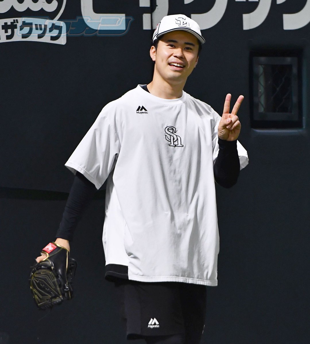 nikkan_hawks's tweet photo. 投手練習の様子です。バント練習する大津投手、松本晴投手
#ソフトバンクホークス https://t.co/PEsoL657dF