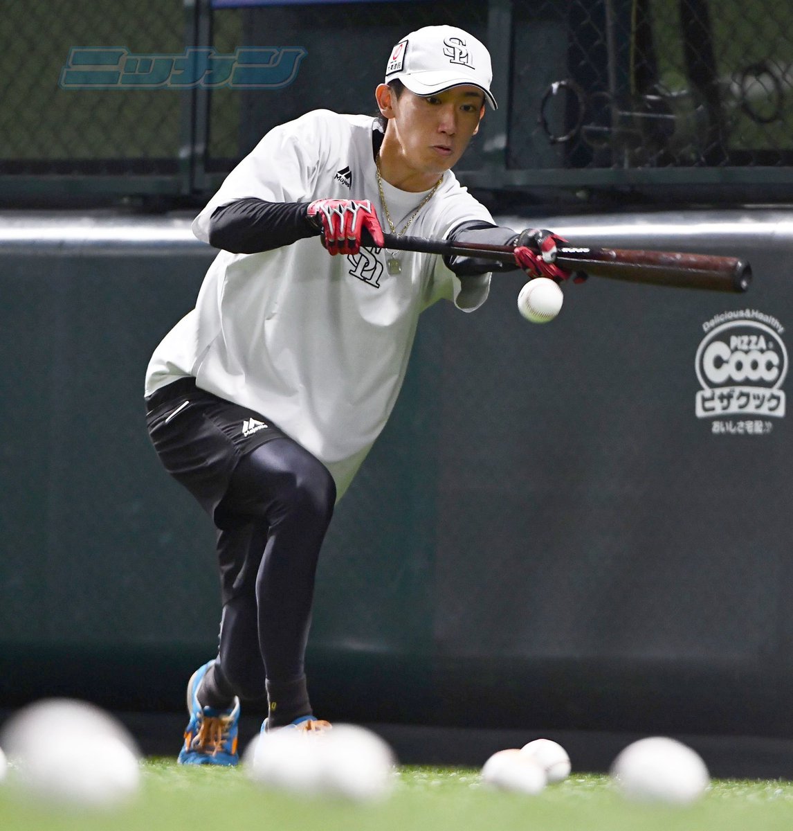 nikkan_hawks's tweet photo. 投手練習の様子です。バント練習する大津投手、松本晴投手
#ソフトバンクホークス https://t.co/PEsoL657dF