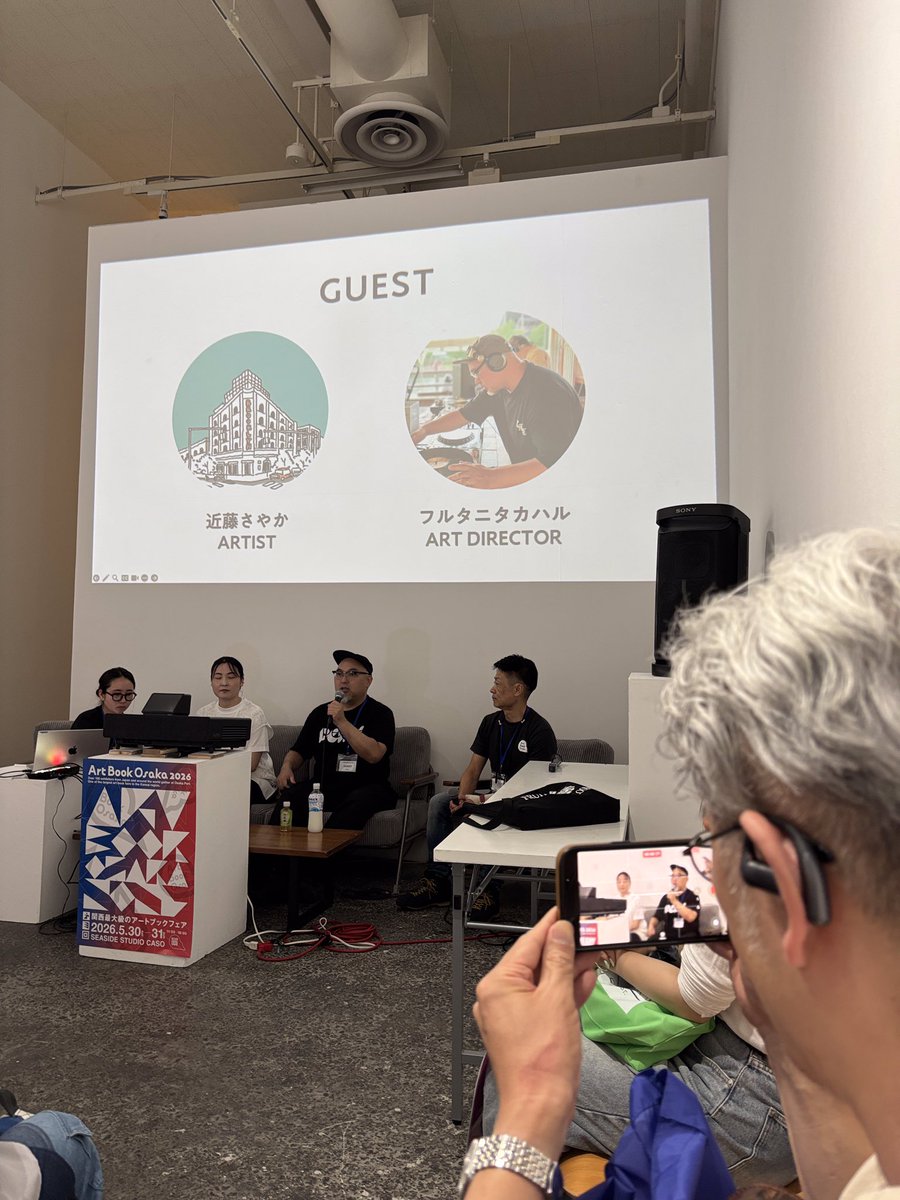 gallery_goro's tweet photo. 週末は2つのイベントに出展してきました。
まず土曜日、ペーパーサミット！
びっくりするくらいお客さん来られてました。
1300前近くの前売り券が売れていたらしいので、
それ以上の人が来てたんではないでしょうか。

名物の紙詰め放題のイベントになるとそこに長蛇の列ができ、
それがうちのブース前だったので、
その人たちに向けてPRしまくって販売や名刺も持って帰ってもらっておりました。
やはりこちらは家族連れが多かったイメージがあります。
縁日なんかもあり、運営様の企画もバッチリハマっていて、
大成功だったんじゃないでしょうか。
運営の方々本当にお疲れ様でした。

そして、日曜日はアートブック大阪に参戦。
土曜日も弊社のスタッフとクリエイターさんが頑張ってきてくれていました。
その際聞いていたのがいろんな国籍の方が多かったと聞いていたので、
どんな感じなのかワクワクして行ったのですが、
本当に多かったです！

ペーパーサミットとは違い、
こちらはどちら方というとアートブックと言っているように、
アートに興味持った方々が多く来られていて、
今回は海外の方も多く出展されていたからか海外のお客様も多く来られていました。
それもこのアートブックという企画がどんどんと国内だけにとどまらず、
世界に認知を広がって行っているということですごいなーと思いながら見てました。
こちらも運営の皆さんの努力されているからだろうなと思いながら、
感謝しながらブースに立たせていただいておりました。
運営様ありがとうございました。

両日ともにいろんな出会いがありました。
うちは今、額縁だけではなく、
CREATORS Fileのような本でクリエイターを支援や宣伝する場面を作る、いわばクリエイターのコミュニティ事業。
動くデザインや名刺、パッケージなどその会社や商品をPRするAR事業。など、
いろんなことをクリエイターさんたちと一緒にしていっております。
その一端がこのようなイベントを通じて、
少しでもうちのことを知ってもらえるきっかけになり、
ひいてはクリエイターがもっと活躍できる場を作っていければなと思っています。

お手伝いにきてくれたクリエイターさん、本当に感謝です。
何にも恩返しできないけど、
一応来られた方々にはいろんなご縁を繋げさせてもらいました。
ここからいろんないい出会いになっていったらいいな〜。

さて、イベントが終わったら次はうちのイベントです。
でも、また文章長いから読んでもらえている確率が低いので、
次に告知させてもらいます。

とりあえず、多くのこのブースに立ち寄っていただいた方々に感謝です。
本当にありがとうございましたー！

#ペーパーサミット 
#アートブック大阪 
#creatorsfile 
#アートイベント 
#展示会