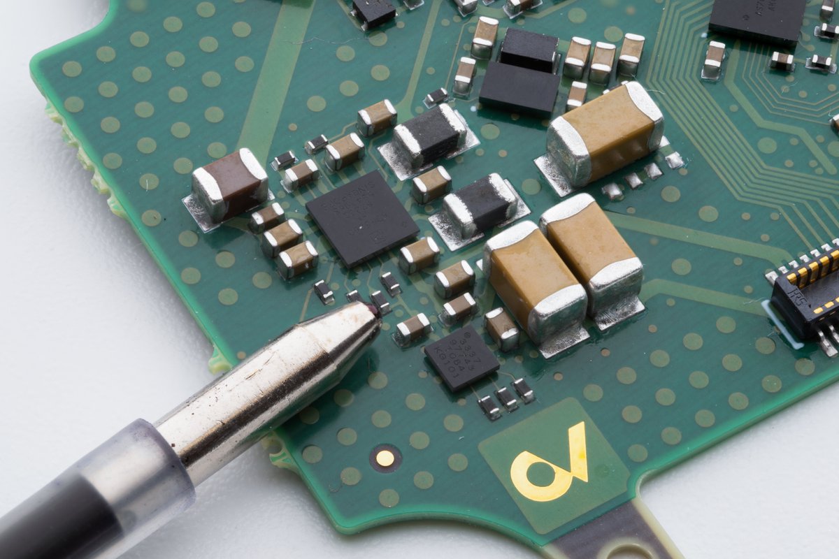 QVHenkel's tweet photo. The highlighted caps are all 0402 but one series with a 0.1mm size tolerance and the other with 0.2mm. When doing very high-density designs it´s worth keeping in mind that different manufacturers or even different capacitor series have a different size tolerance window and might require different footprints