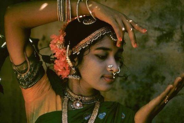etnologiaart's tweet photo. ❁ Padma Subrahmanyam dançando Bharatanatyam — uma das danças clássicas mais antigas da Índia — em Madras (atual Chennai), estado de Tâmil Nadu, no ano de 1966.

A célebre dançarina foi capturada pelas lentes dos renomados fotógrafos franceses Roland e Sabrina Michaud. https://t.co/Kx0pfRSVWQ