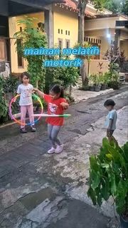 pakelona's tweet photo. Ayo, lihat videoku di Shopee Video!  https://t.co/lxhm9jRc2G #mainananak #hulahoop #Shopee https://t.co/JjTtikc2qe