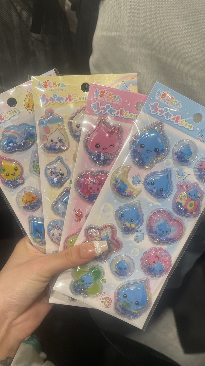 r20240812's tweet photo. しずくちゃんPOPUPめじるしチャーム以外欲しかったの買えた🩵🩷💛🤍
もう完売商品あるのびっくり🫨

ママが今週シール交換会だからボンドロはママにあげる🥰

値段見ずにポンポン入れたら2万超えてた😂可愛いもの罪だぁ https://t.co/4qQBqpqfMG