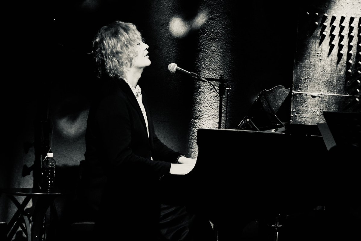 BeBe_official's tweet photo. メモ📝🎹🚶‍♂️
8月24日(月)
10月23日(金)
千葉ANGA
素の自分でそのままの僕でしがらみ無く、鍵盤と向き合い、ひとりでピアノとローズ系で弾く日を作りました。地元の千葉☘️🍀🌿よろしくお願いします🍁🎶
(自分がじいちゃんみたいなギリ年齢になった時に最後はきっと鍵盤に向かって向き合うのはひとりだ。) https://t.co/sIfmaXaQfp
