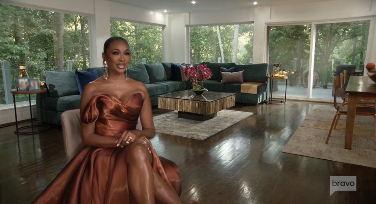 urfavv_goddess's tweet photo. Cynthia’s upcoming confessional look 🍑#RHOA https://t.co/5H3EY2djqC