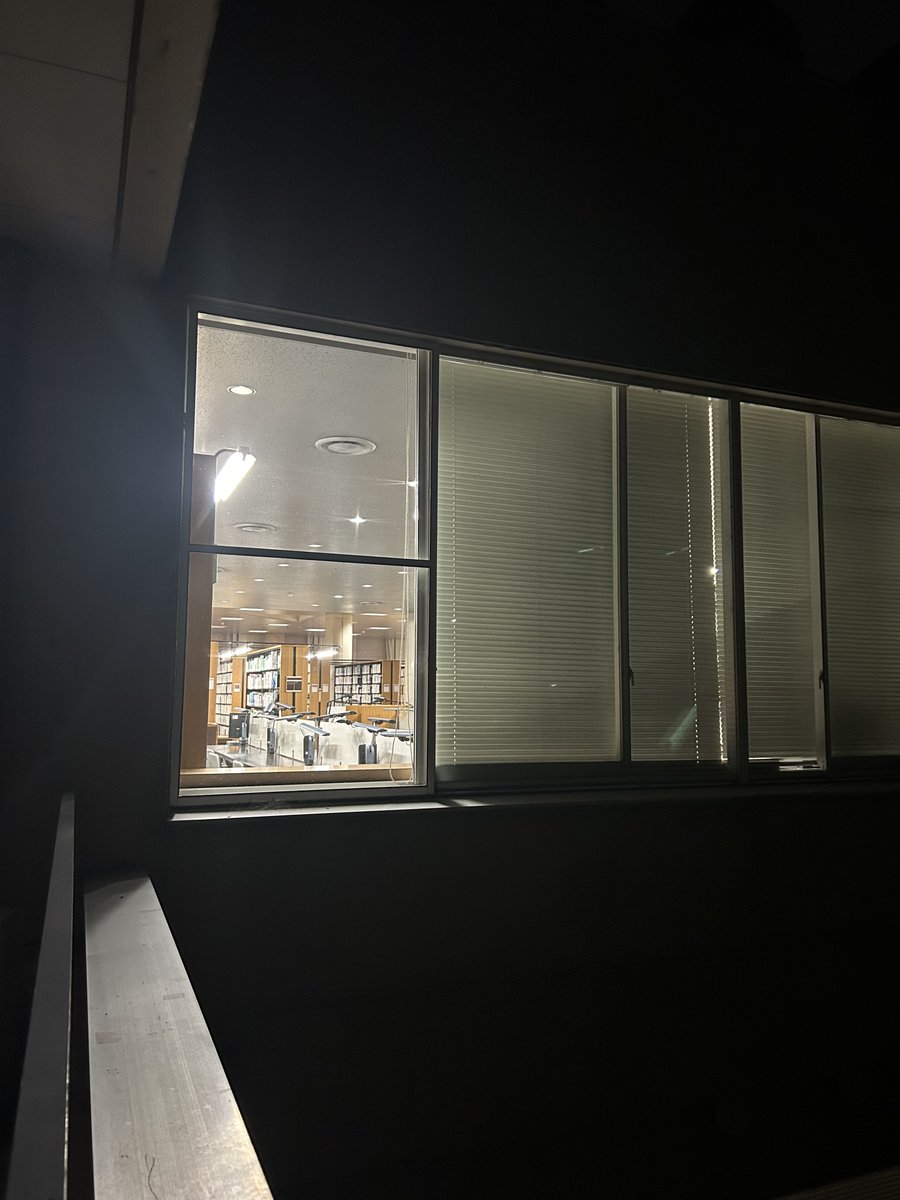 FukuiPref_Univ's tweet photo. 大学広報支援員しおりです。

夏は夜。夜の県大です。 
 
遅くまで、学んだり研究したり、歩いたり、案外人がいるんです。 
昼と違うように見えるのは、外の明るさだけが原因じゃないと思います。 
 
夜は、素になる時間なのかもしれません。 
人間だけでなく大学も。つきづきし。
 
#福井県立大学 https://t.co/OaL3xNyGEz
