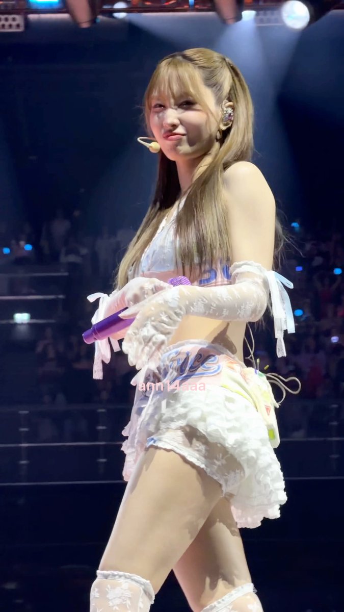 ann14aaa's tweet photo. 260531 this is for 

asked momo did she hurt her hand and saw a super cute nose scrunch

#트와이스 #TWICE 
#모모 #MOMO
#TWICE_THISISFOR_WORLD_TOUR https://t.co/FzyTdSN4UA